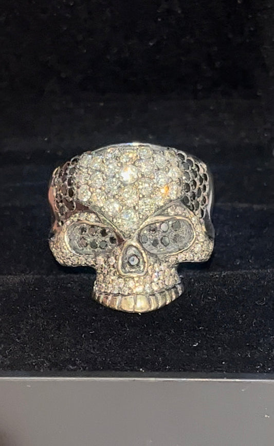 Anillo calavera diamantes negros y blancos naturales