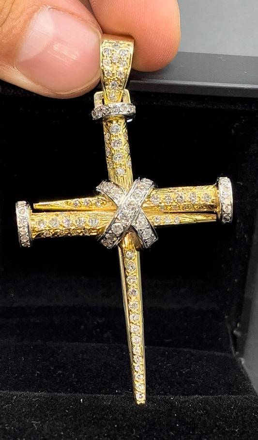 Dije cruz clavos