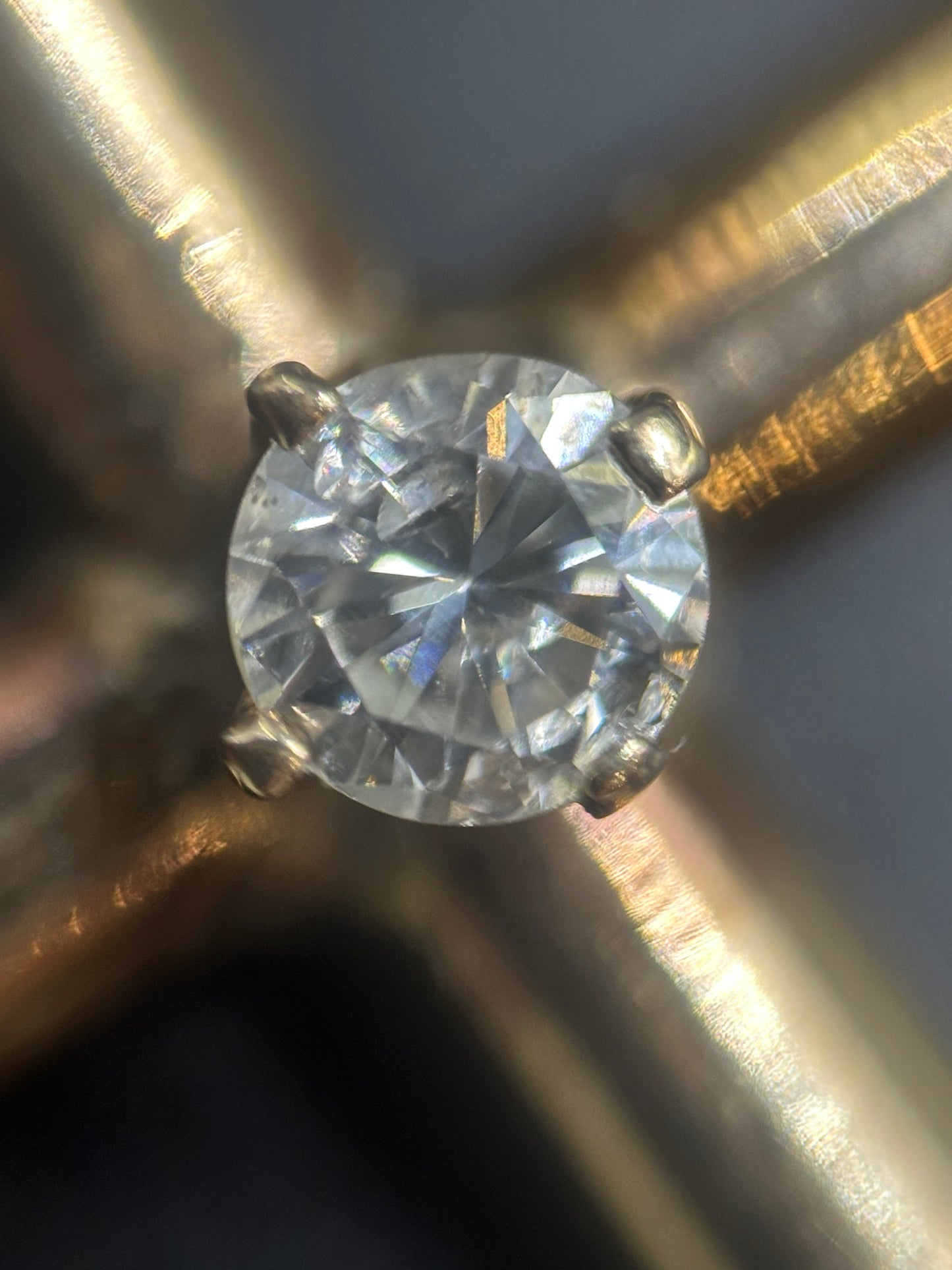 Dije cruz con diamante central .30