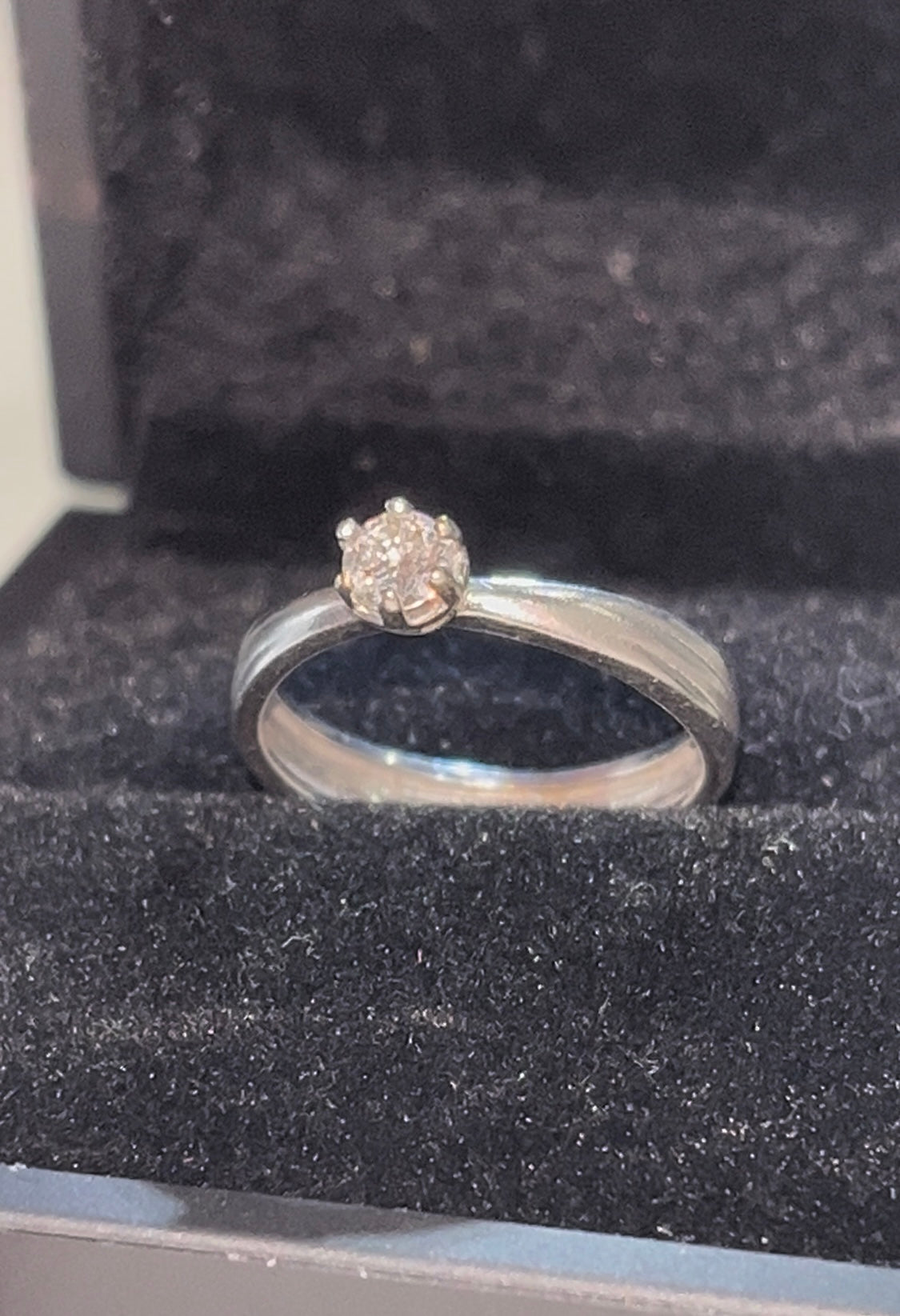 Anillo solitario marca bizzarro