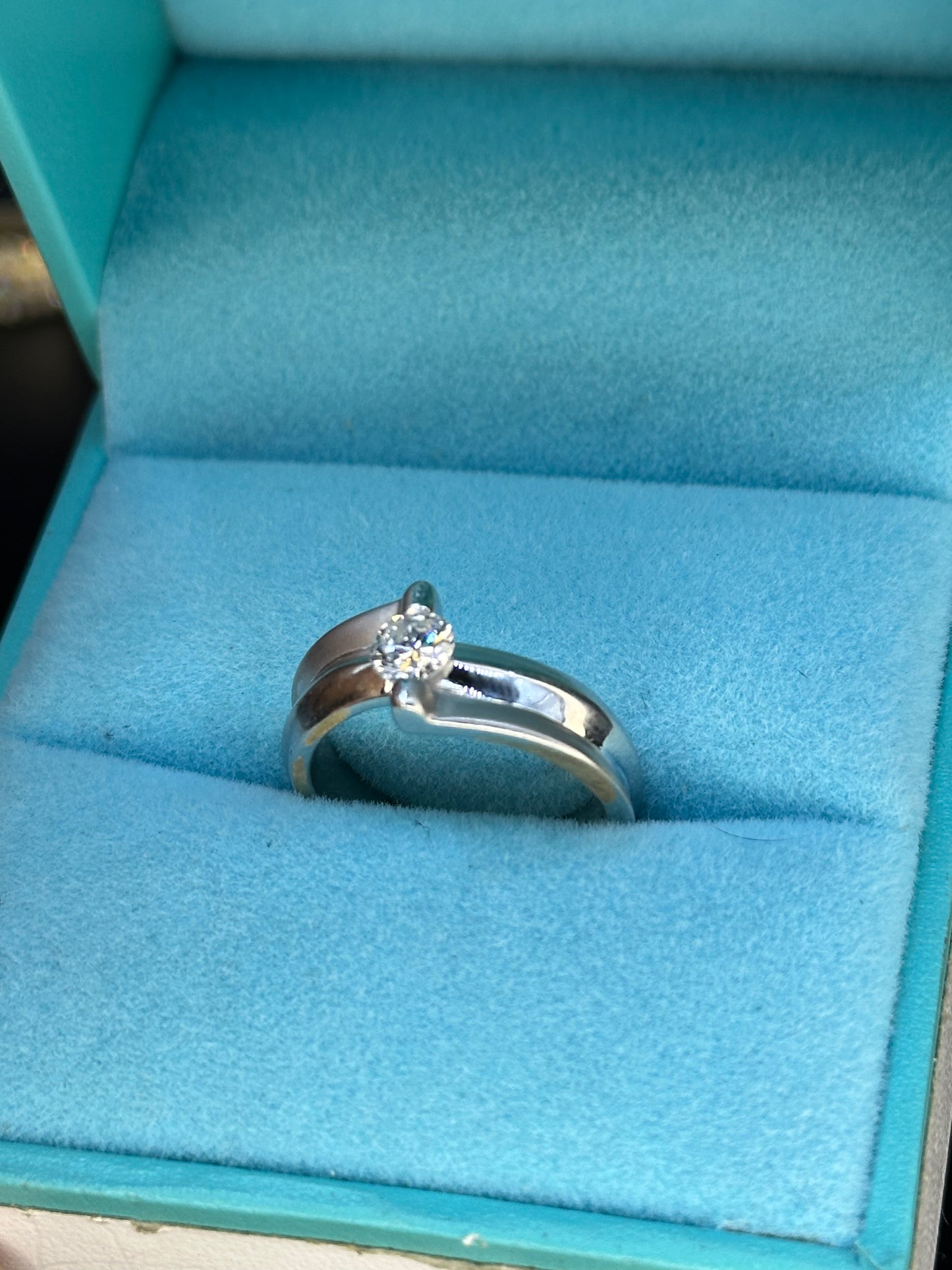 Anillo diseño ola diamante central