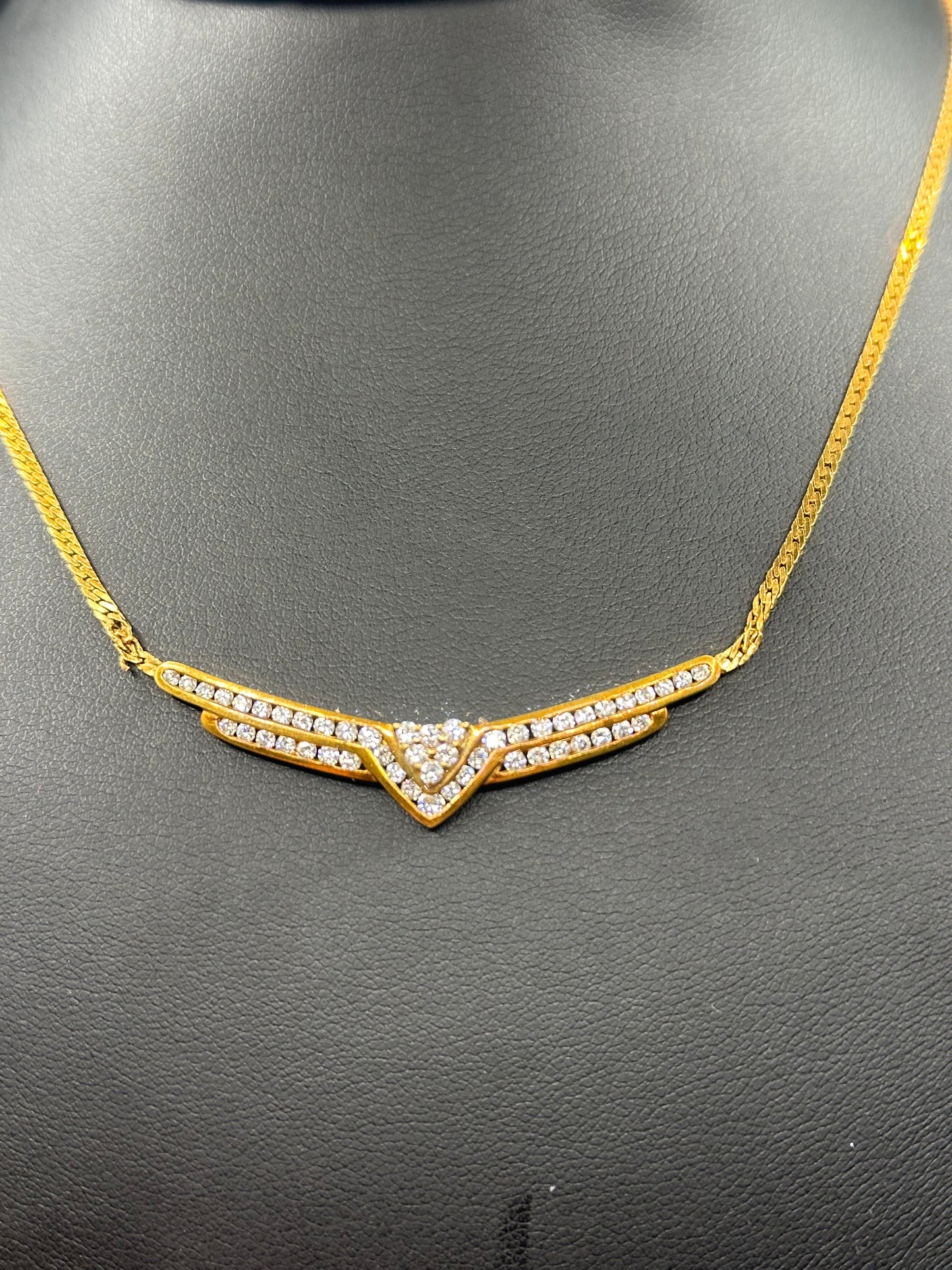 Dije con cadena dama