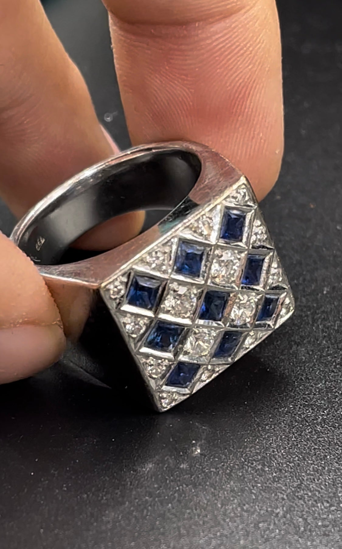 Anillo caballero diamantes y zafiros
