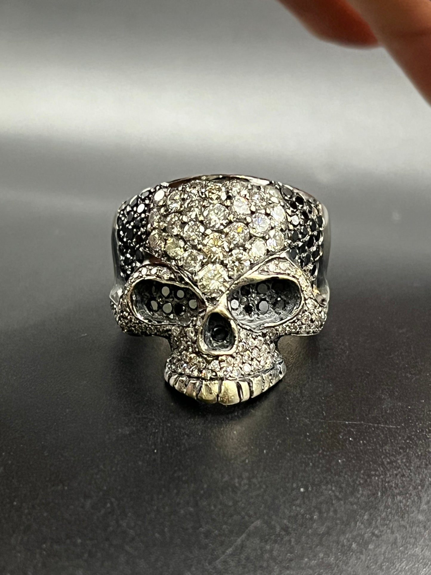 Anillo calavera diamantes negros y blancos naturales