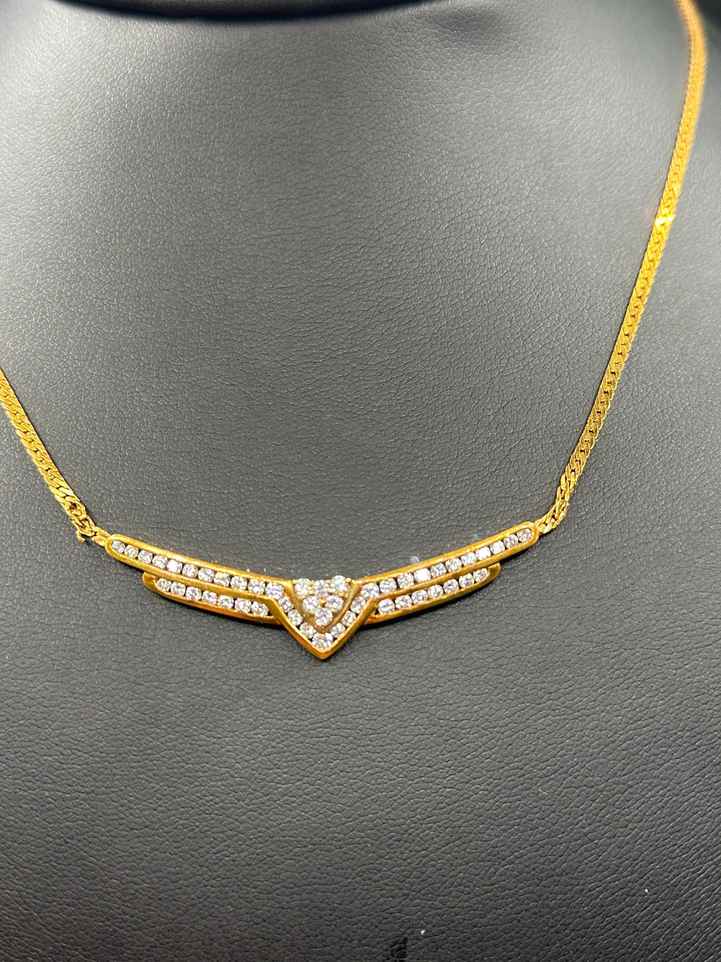 Dije con cadena dama