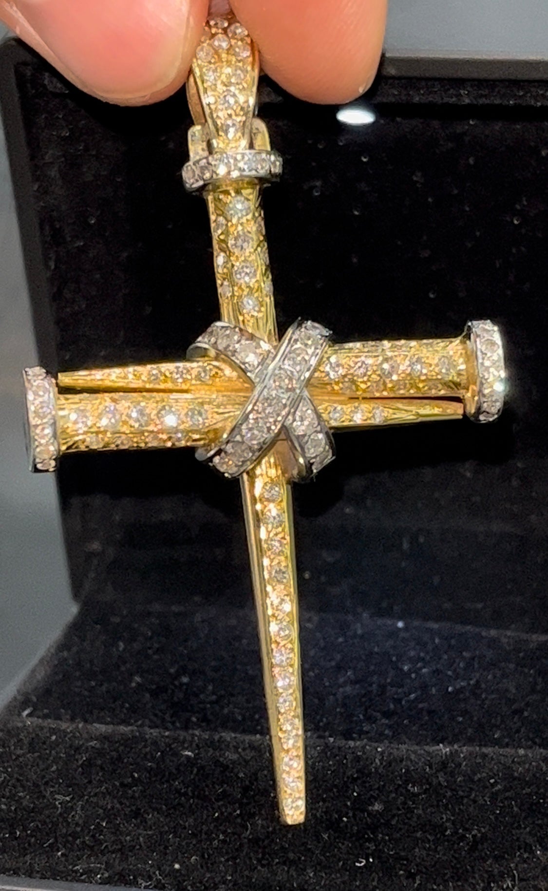 Dije cruz clavos