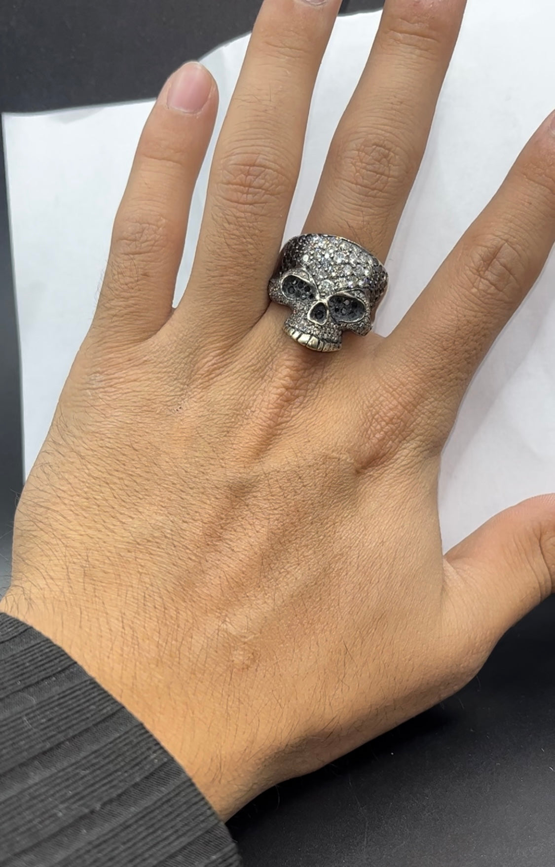 Anillo calavera diamantes negros y blancos naturales