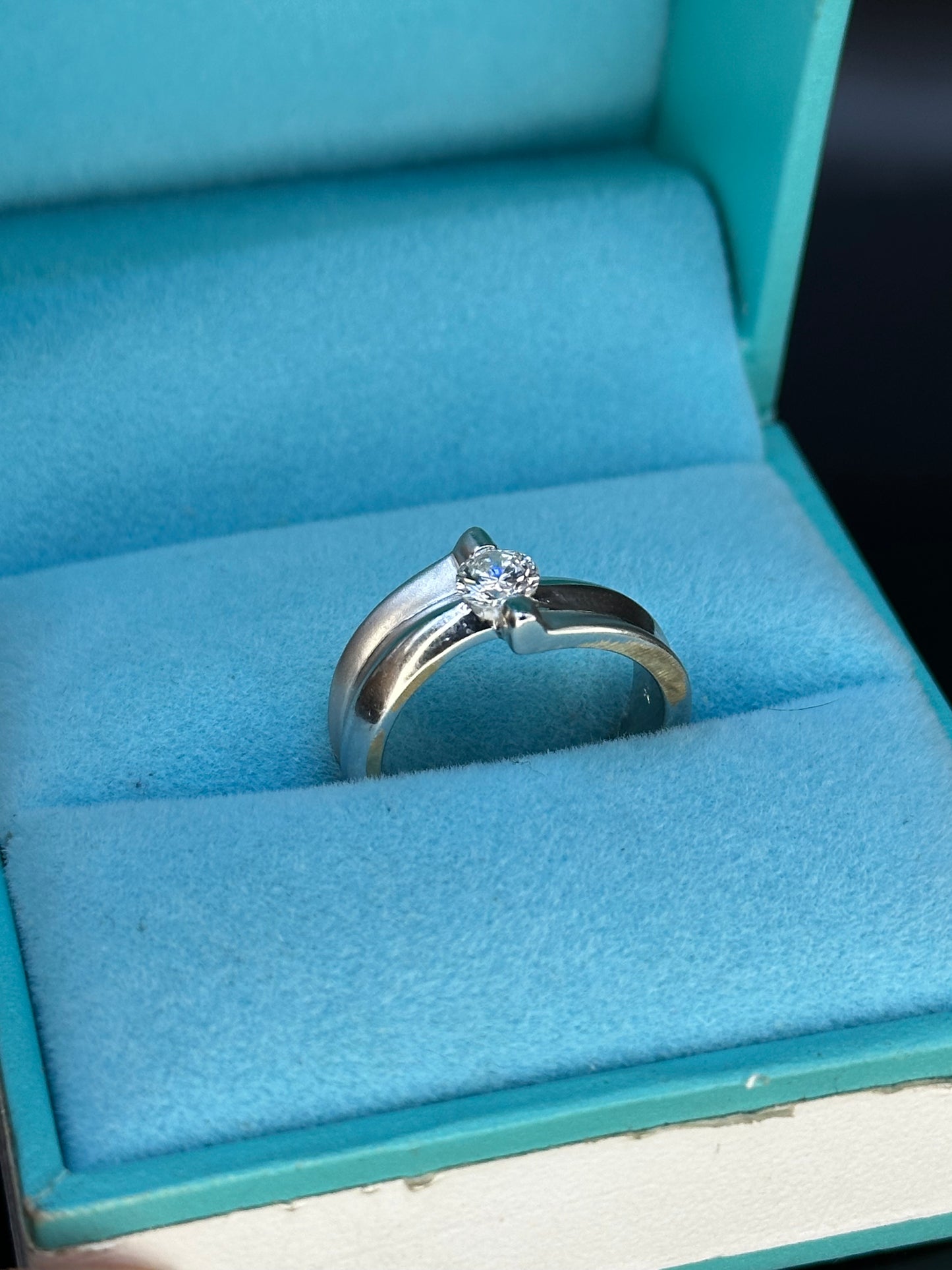 Anillo diseño ola diamante central