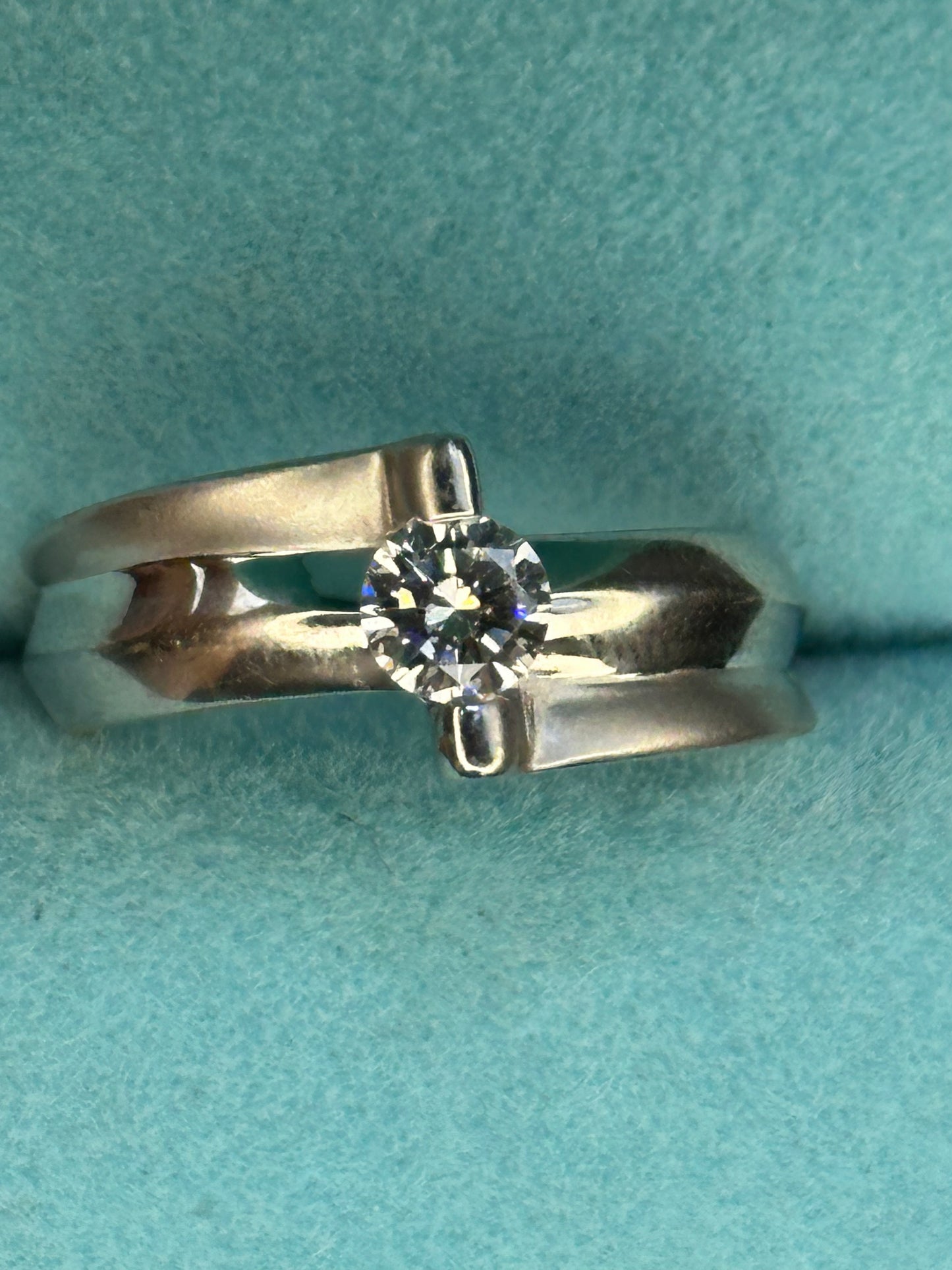Anillo diseño ola diamante central