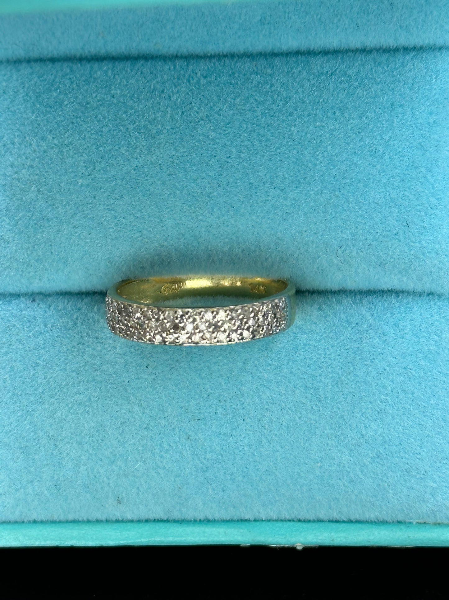 Anillo oro amarillo tapizado