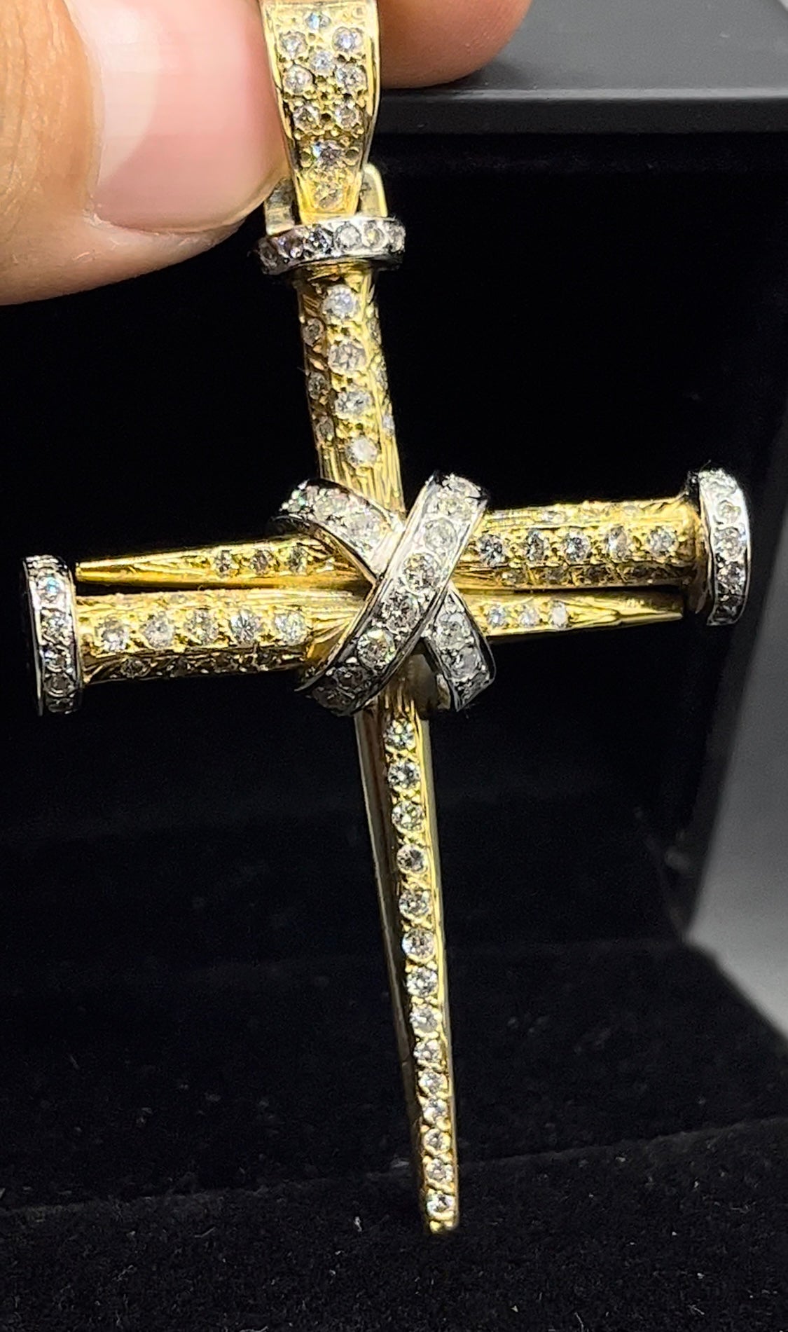 Dije cruz clavos