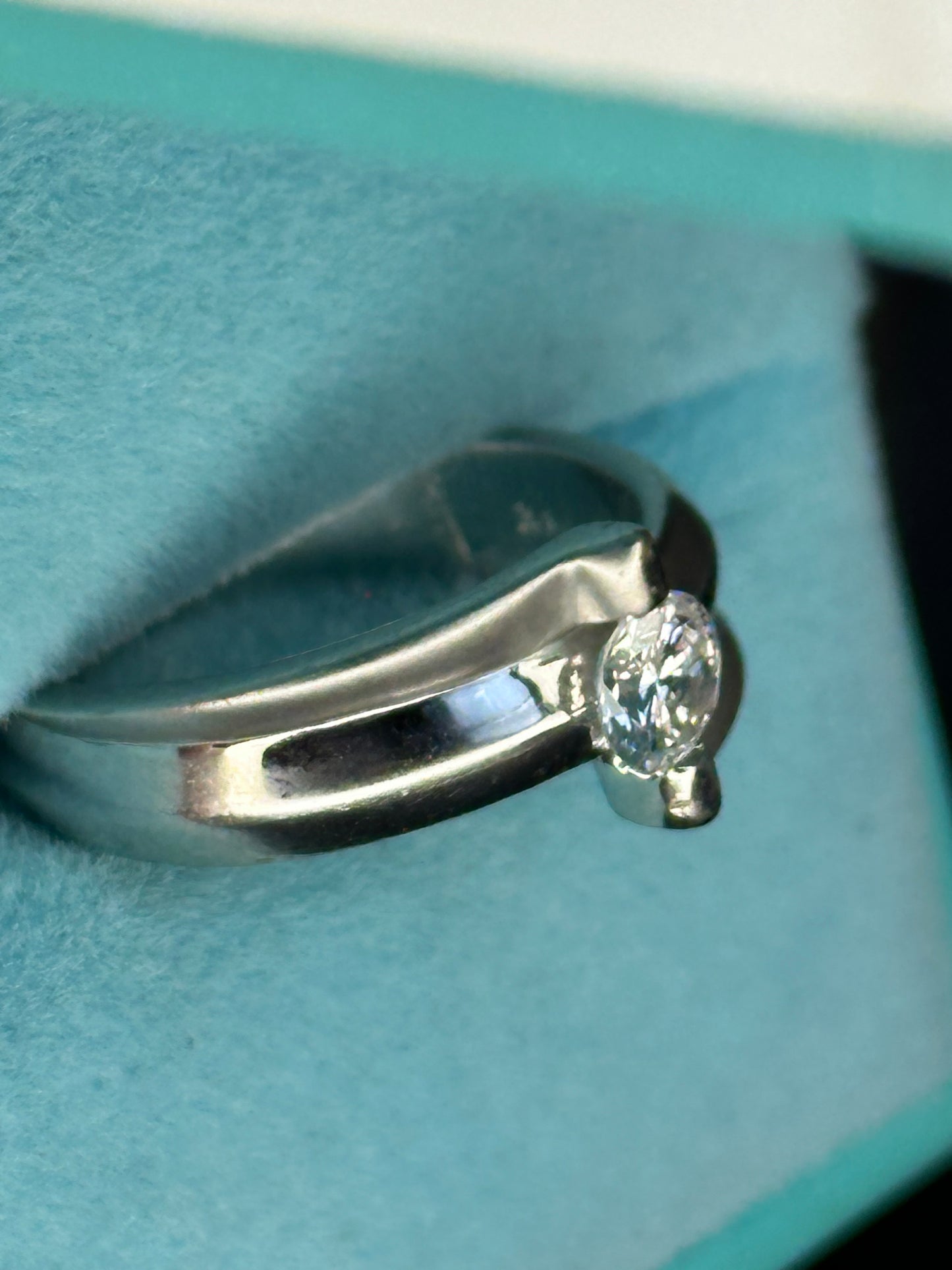 Anillo diseño ola diamante central