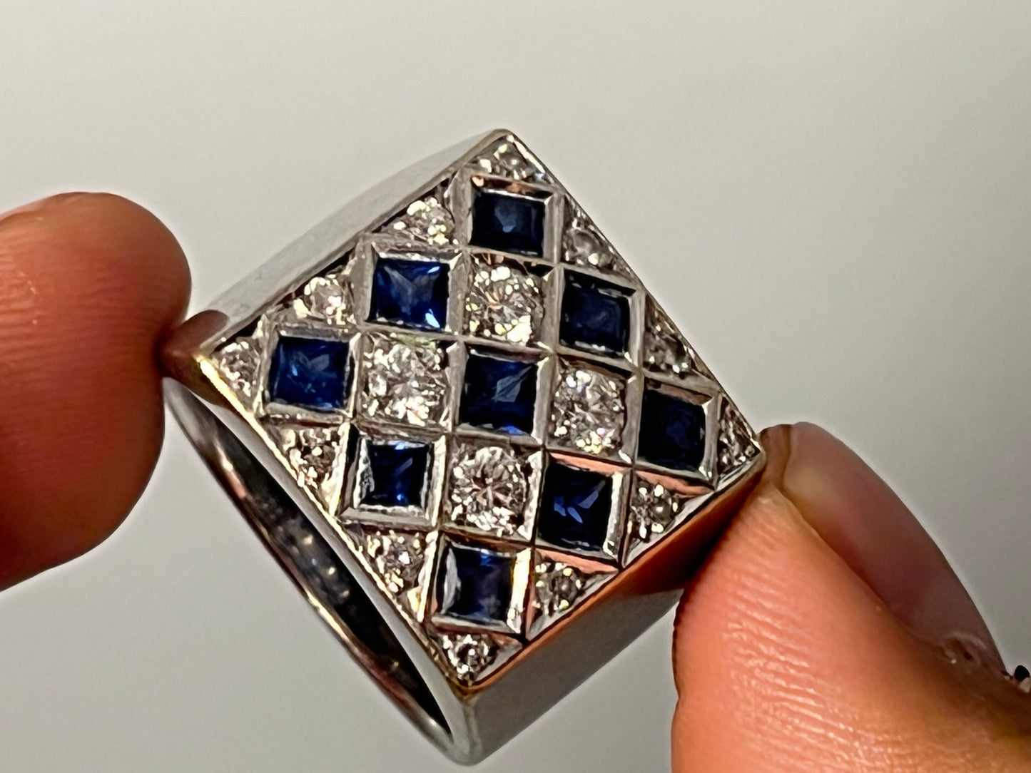 Anillo caballero diamantes y zafiros