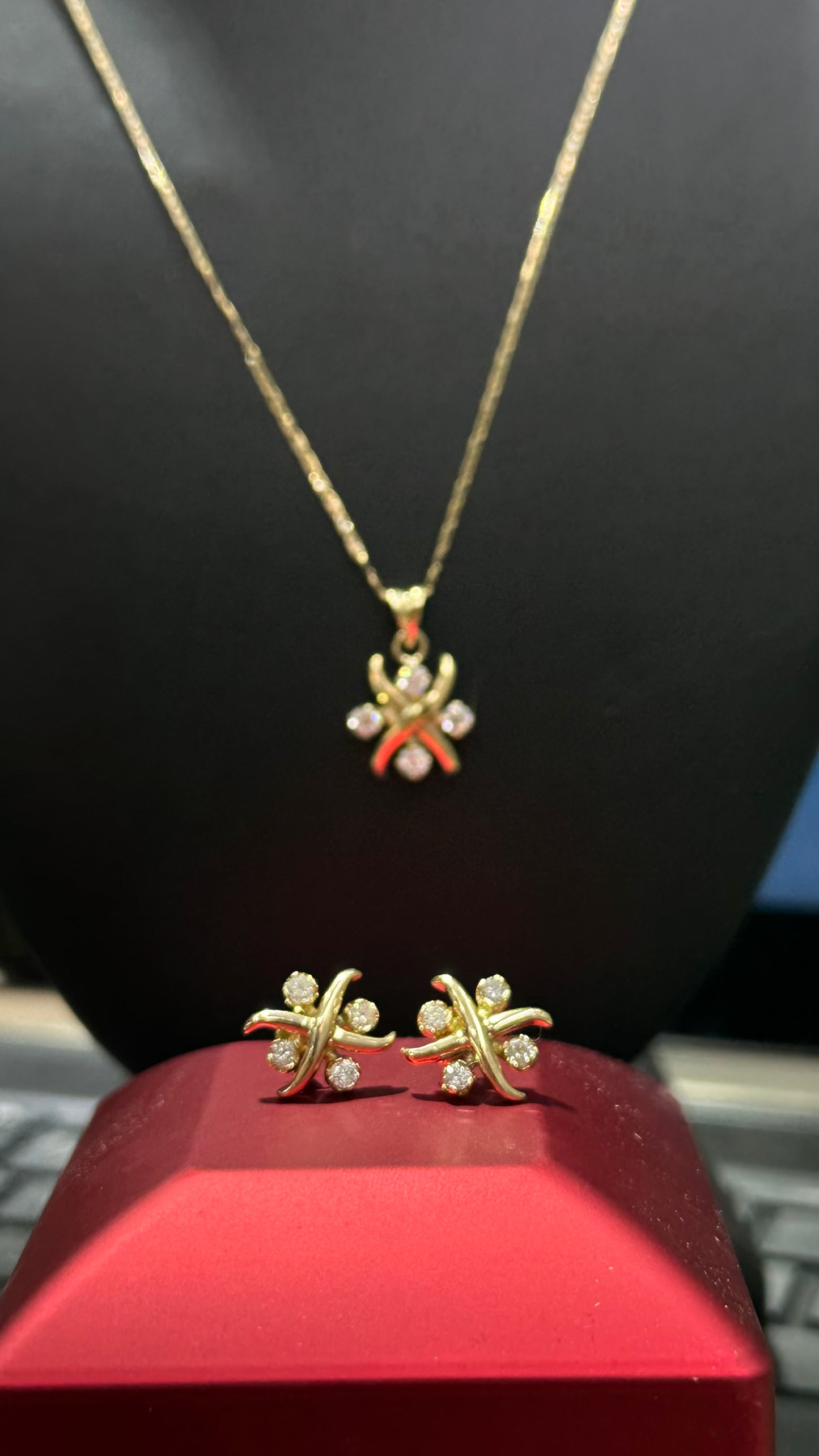 Juego de aretes y dije 6.5 gr 14kts diamantes