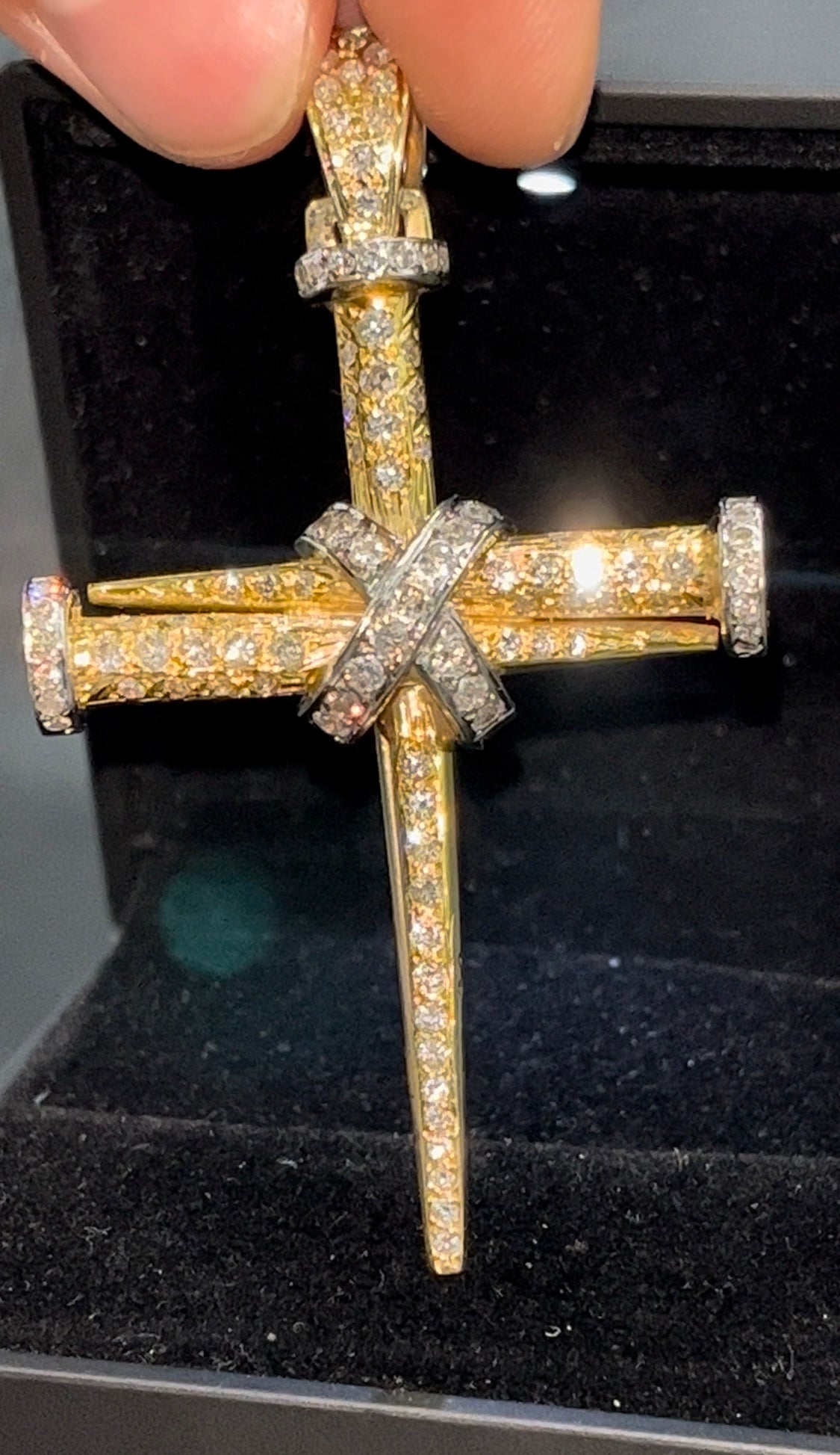 Dije cruz clavos