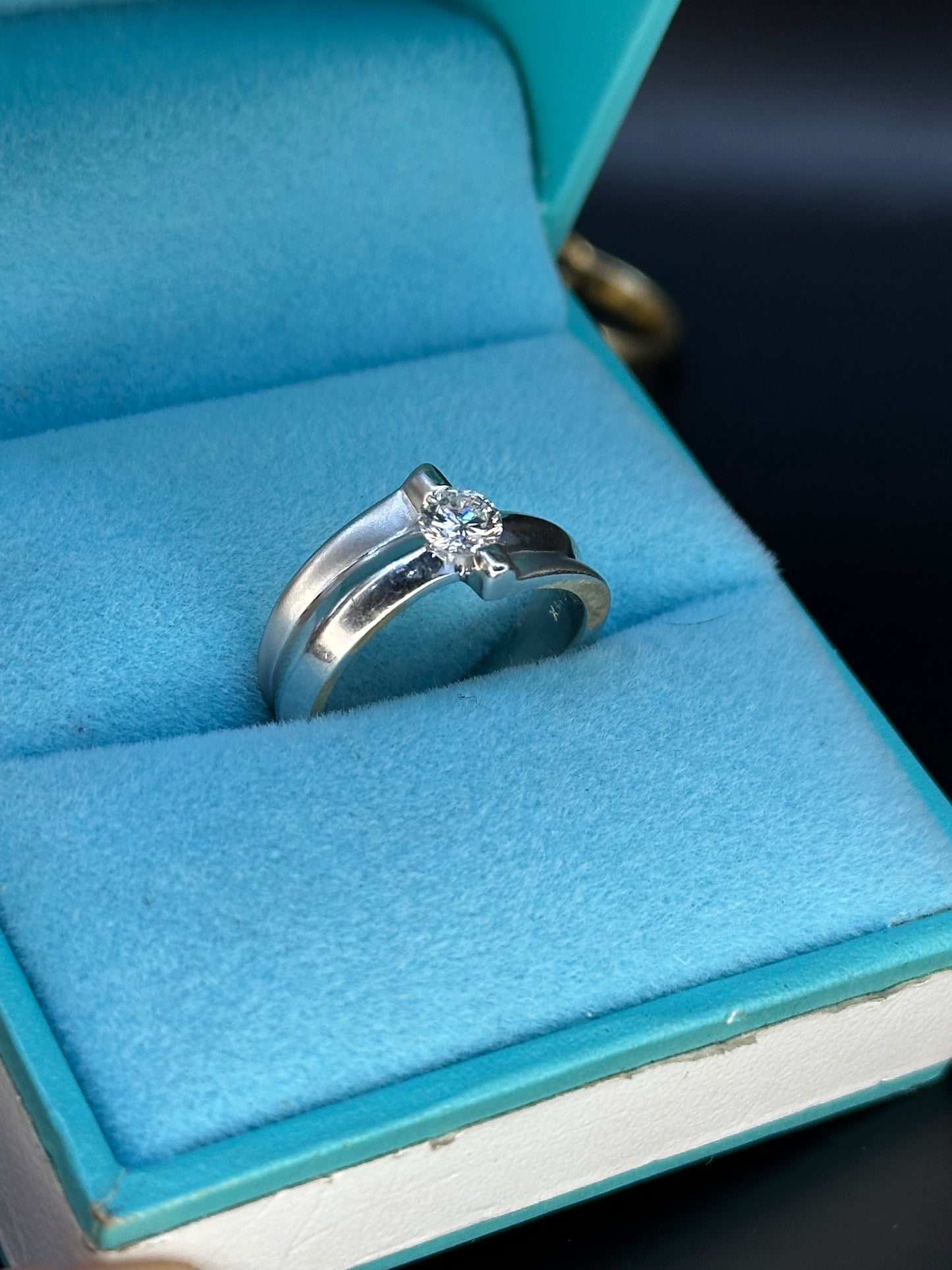 Anillo diseño ola diamante central