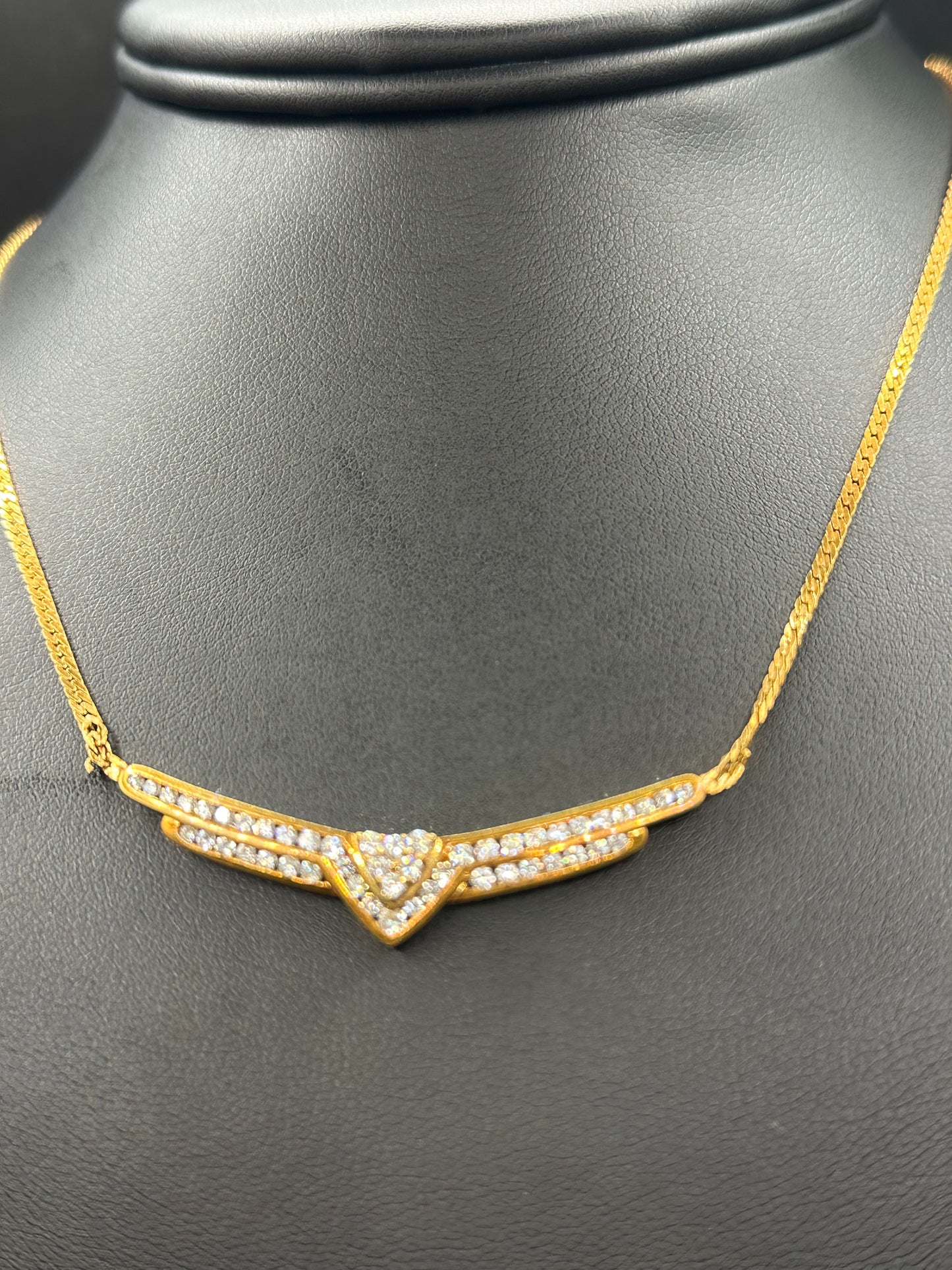 Dije con cadena dama