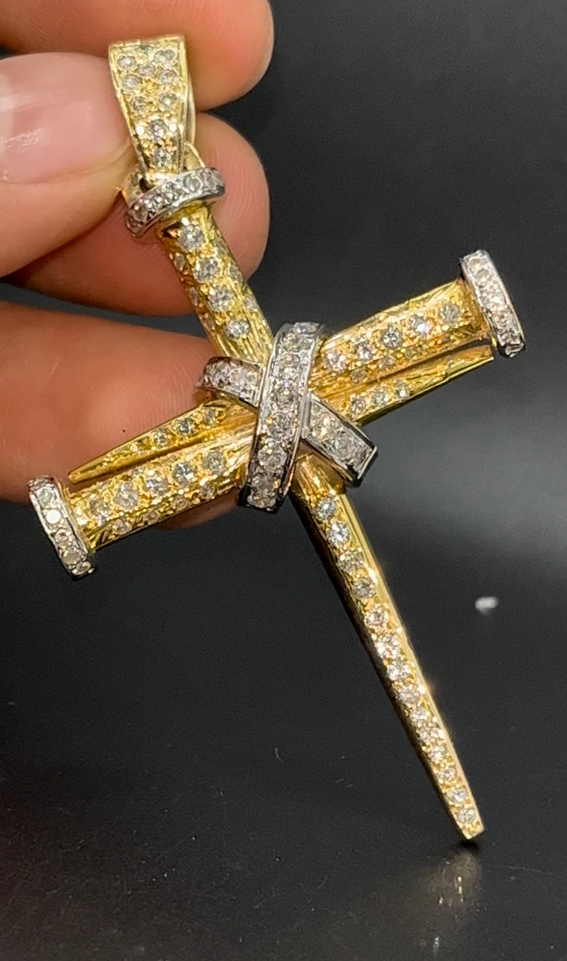 Dije cruz clavos