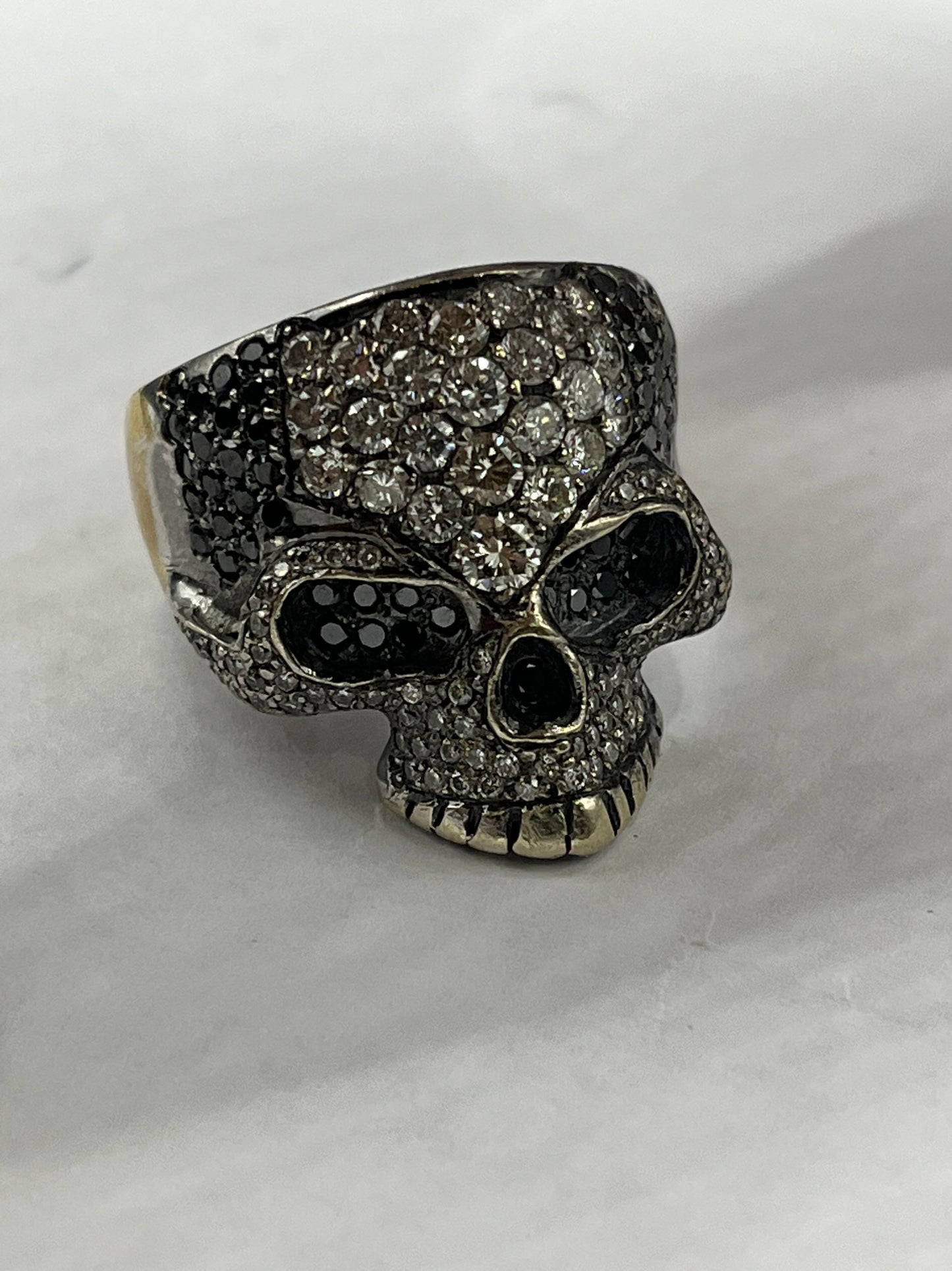 Anillo calavera diamantes negros y blancos naturales