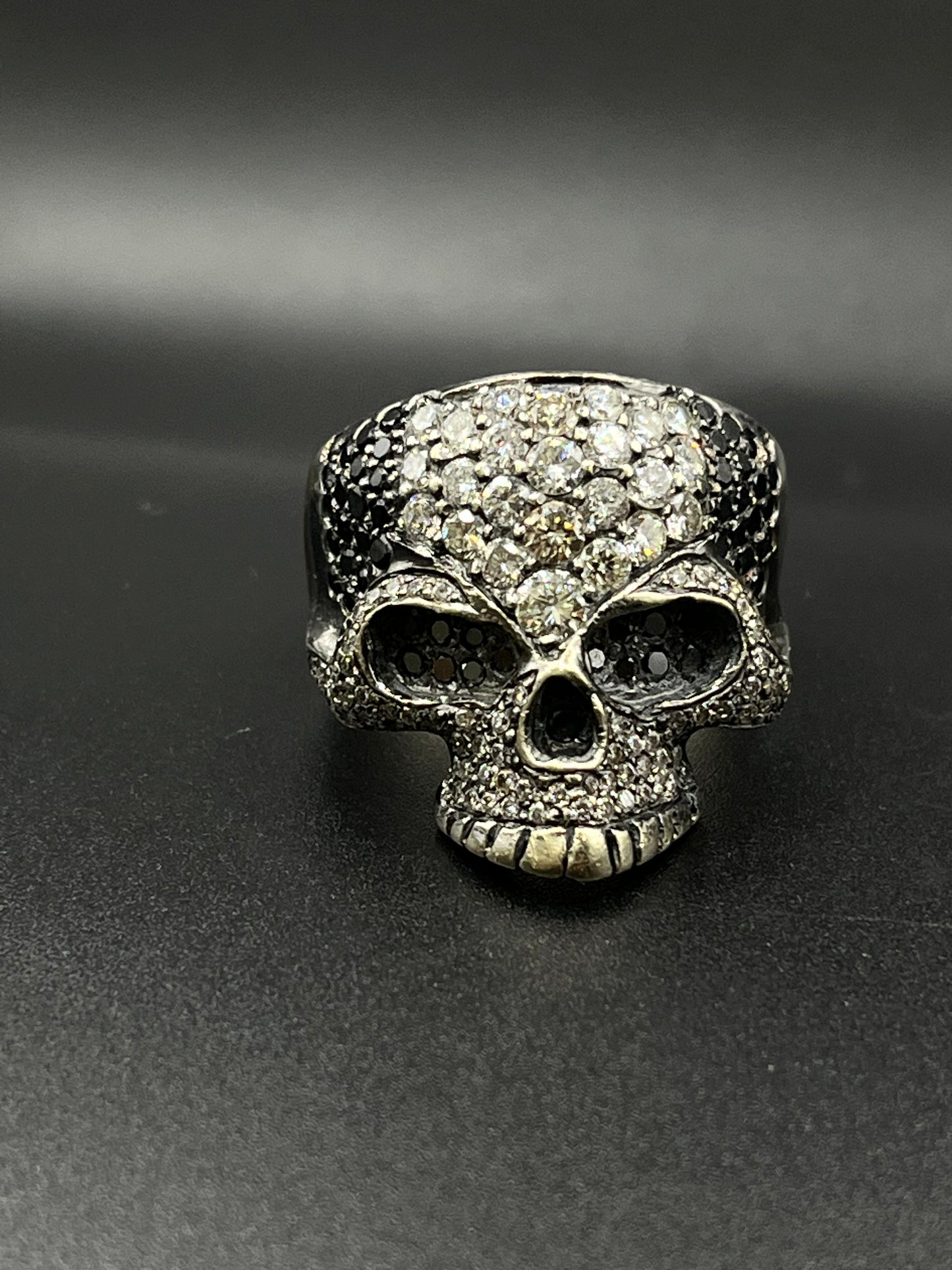 Anillo calavera diamantes negros y blancos naturales