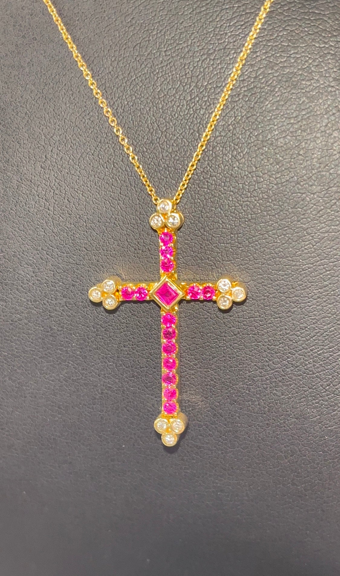 Cruz rubíes con Cadena