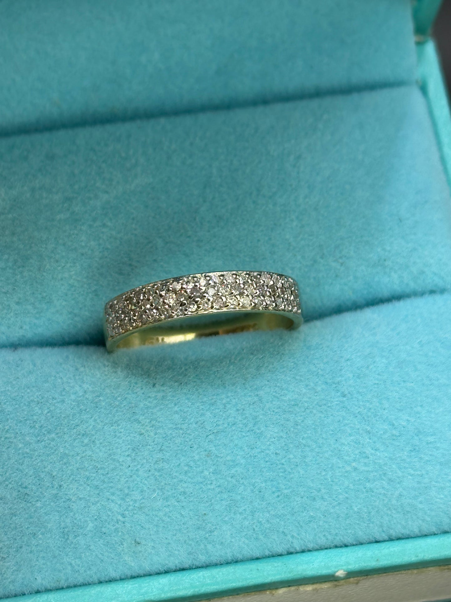 Anillo oro amarillo tapizado