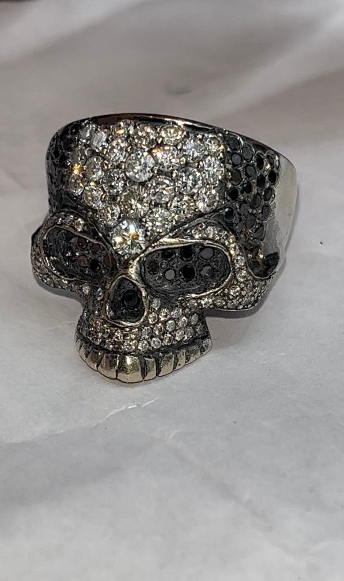 Anillo calavera diamantes negros y blancos naturales