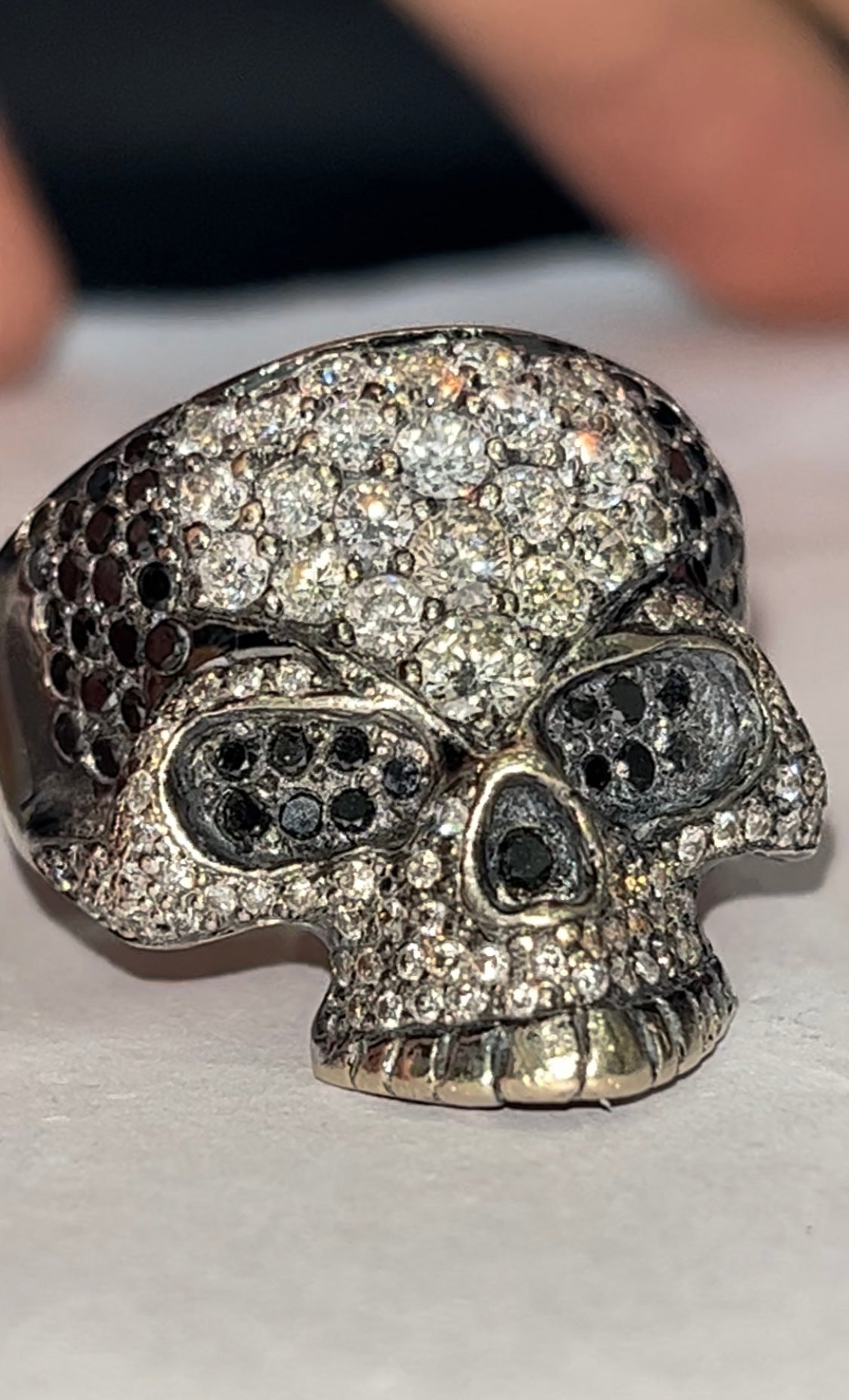 Anillo calavera diamantes negros y blancos naturales