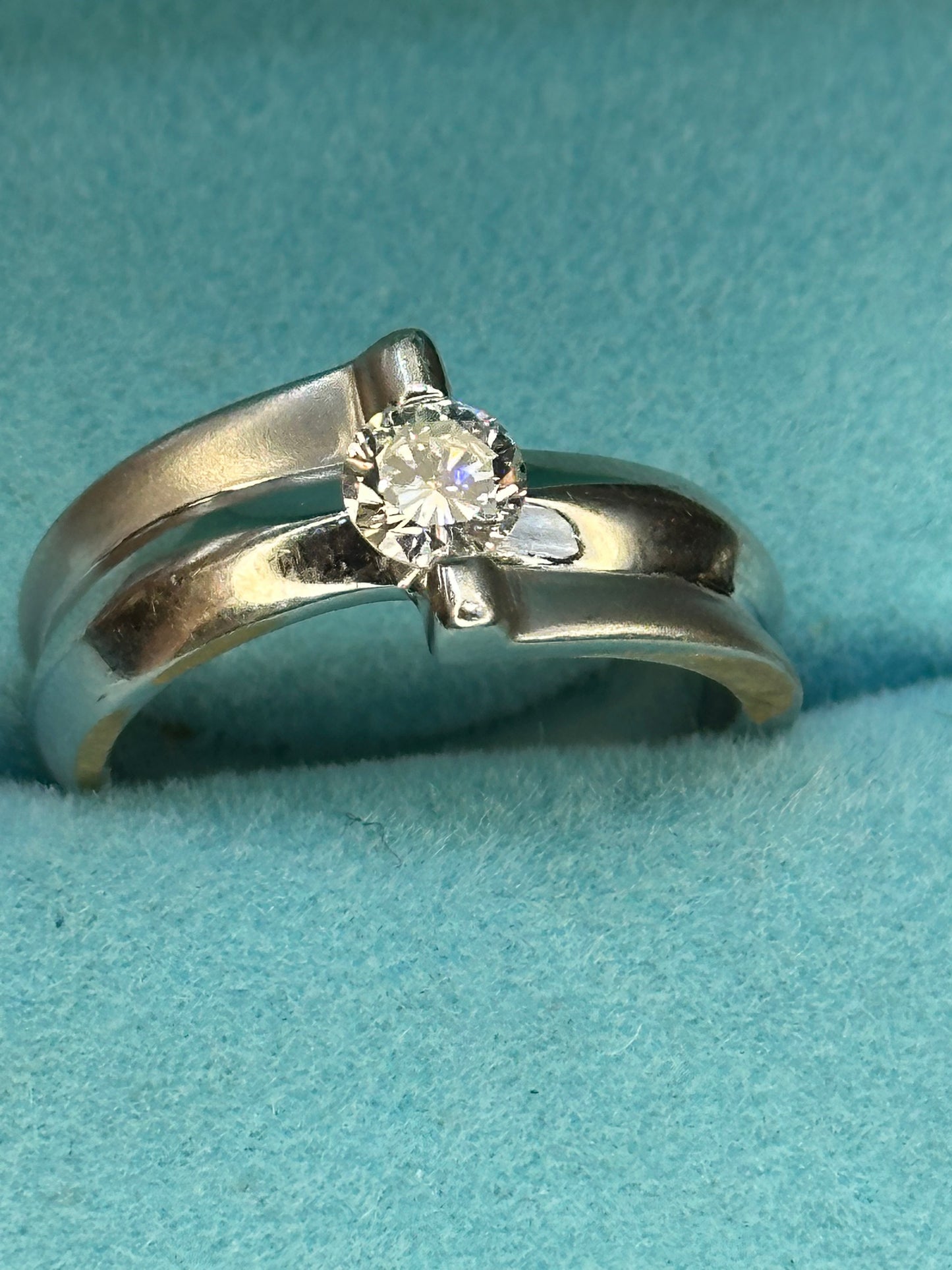 Anillo diseño ola diamante central