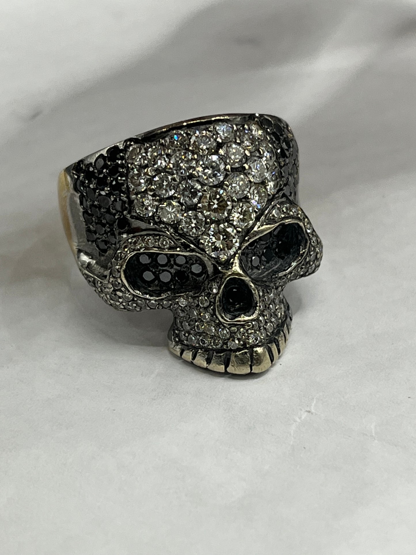 Anillo calavera diamantes negros y blancos naturales