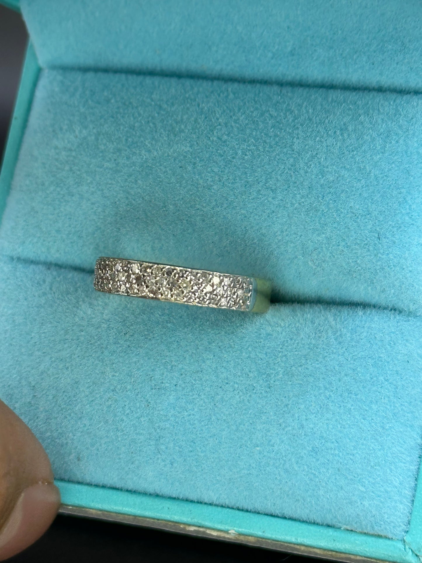 Anillo oro amarillo tapizado