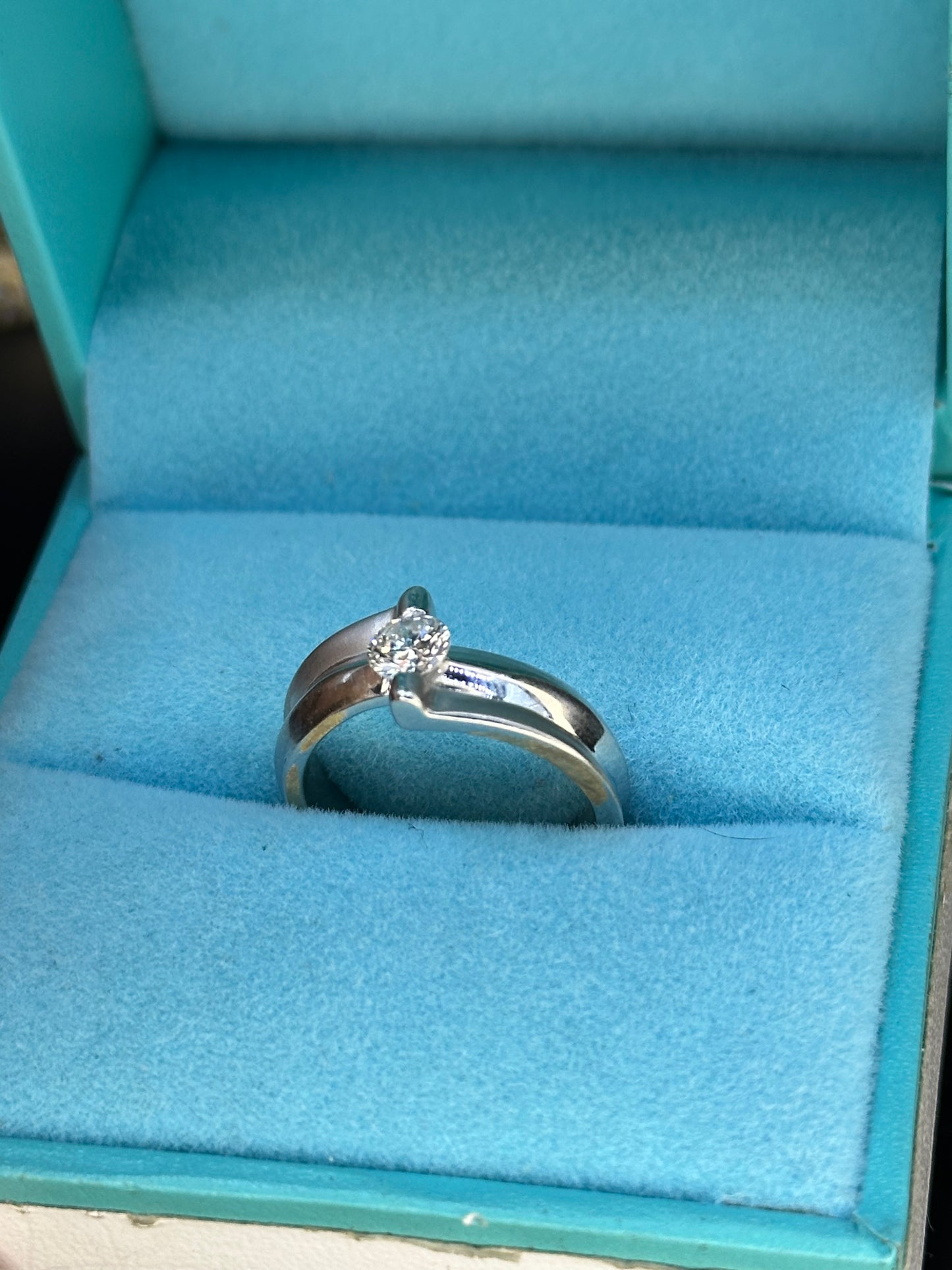Anillo diseño ola diamante central