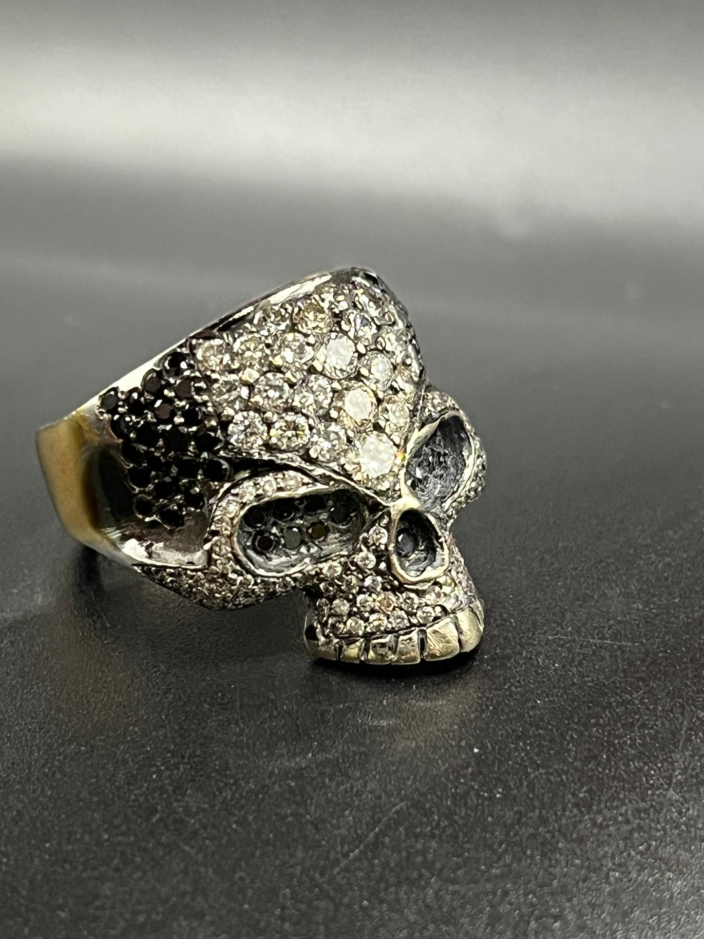 Anillo calavera diamantes negros y blancos naturales