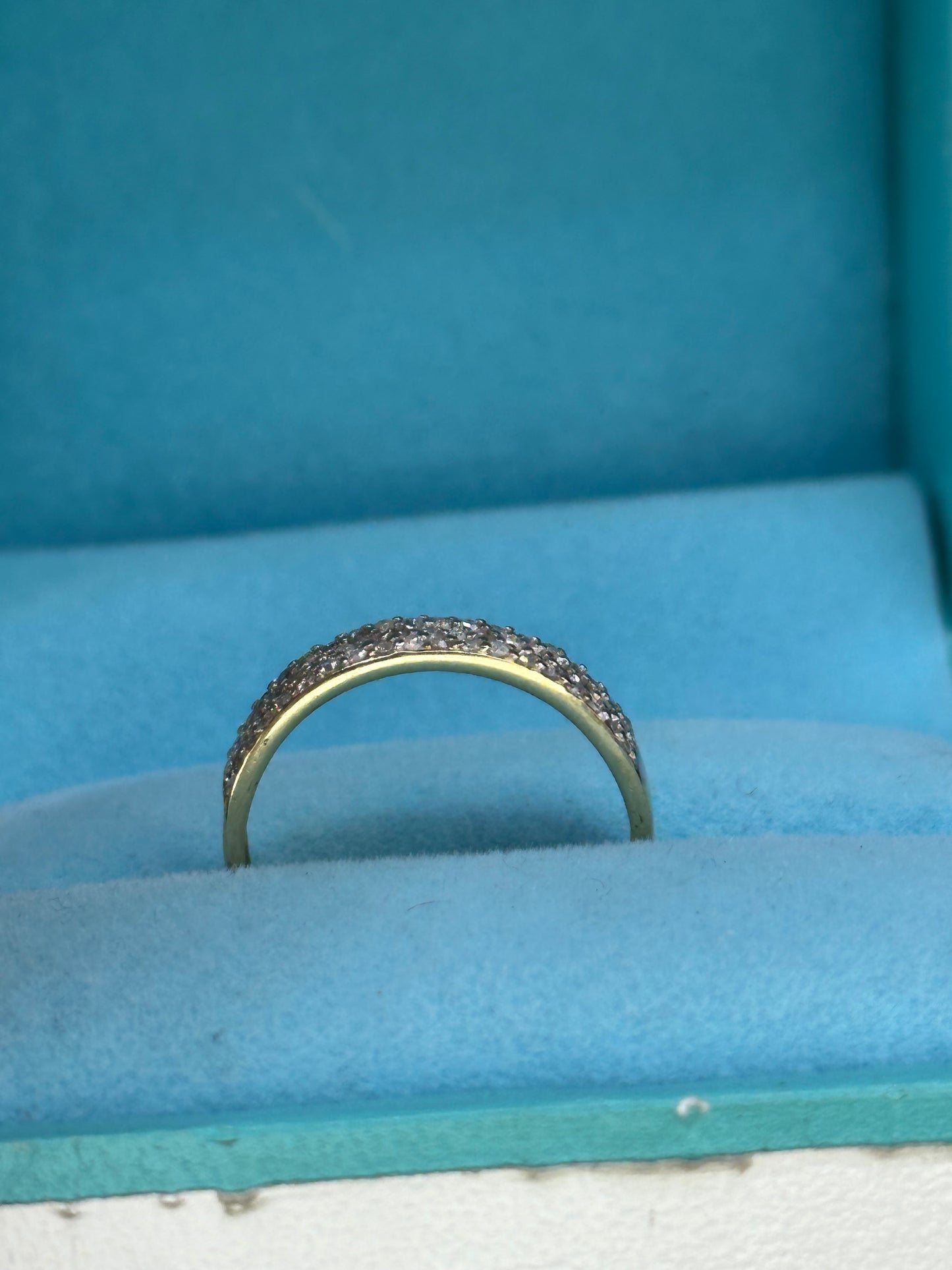 Anillo oro amarillo tapizado