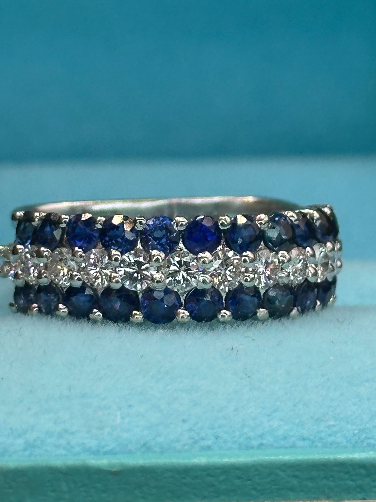 Anillo diamantes y zafiros