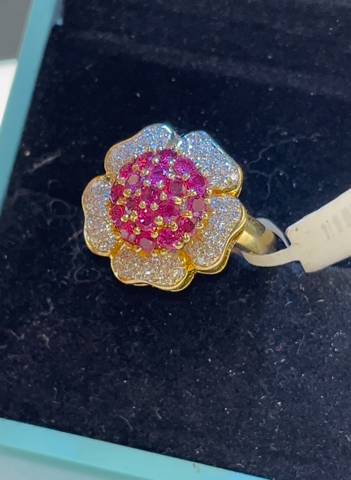 Anillo flor diamantes y rubíes