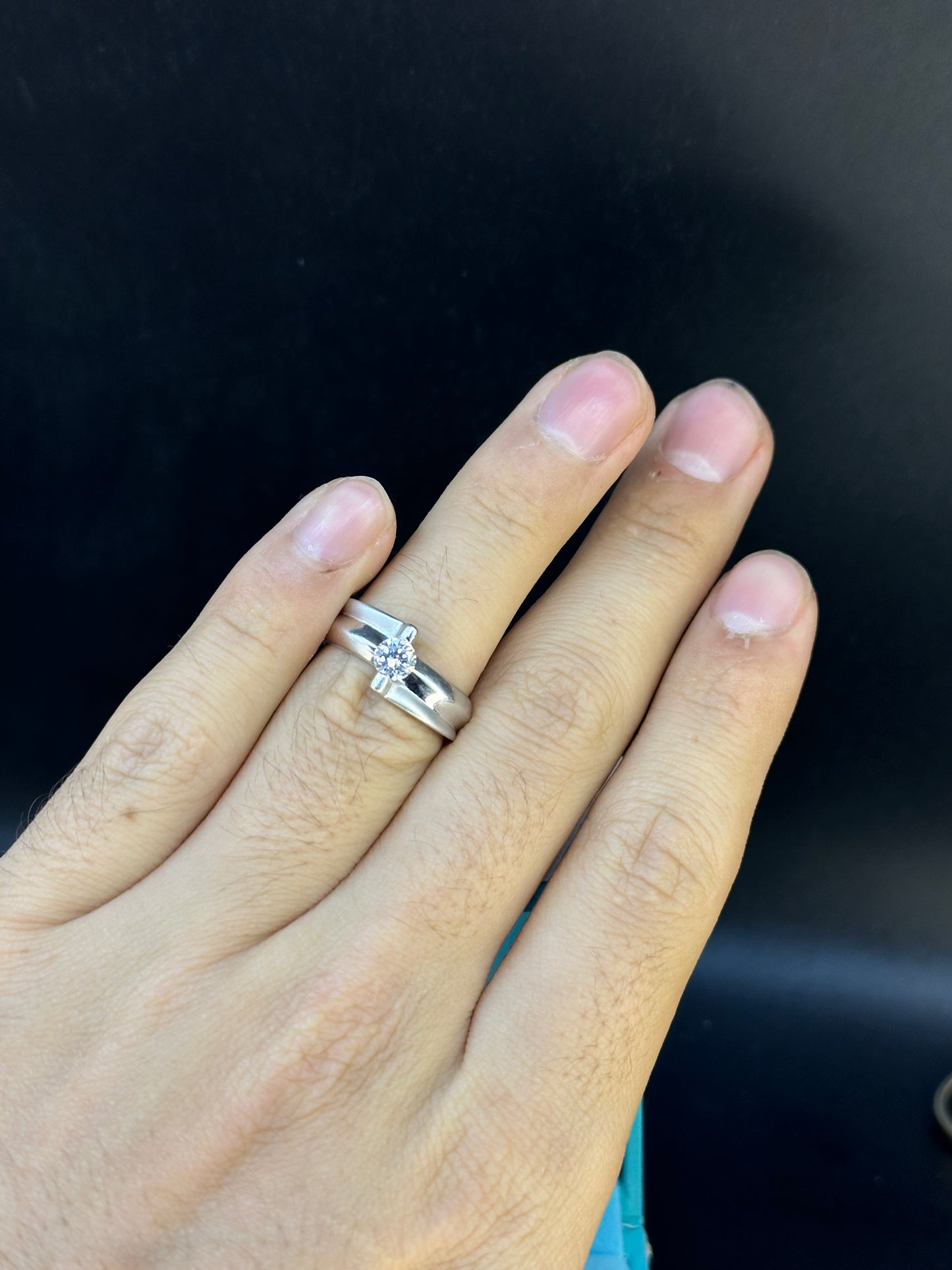 Anillo diseño ola diamante central