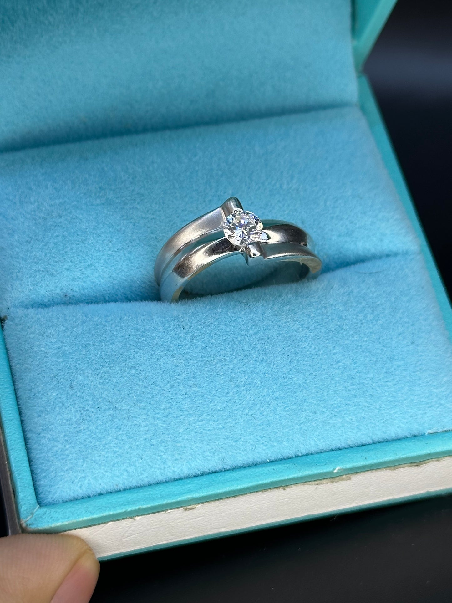 Anillo diseño ola diamante central