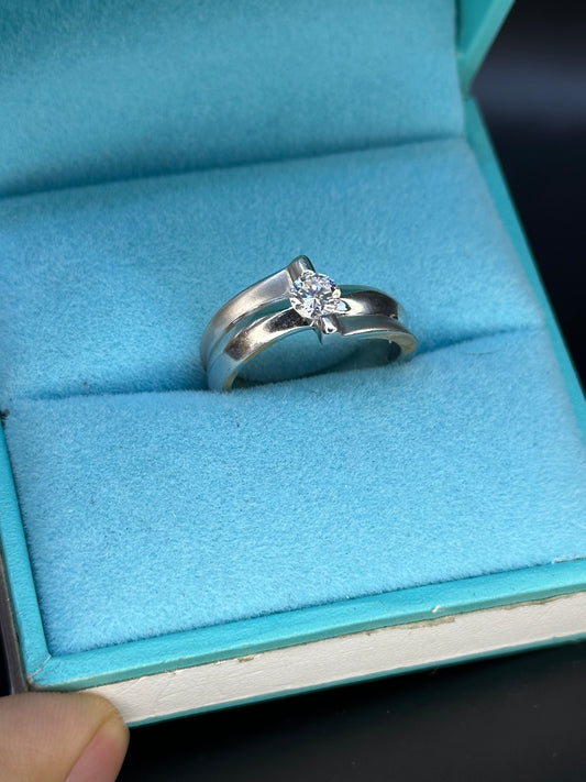 Anillo diseño ola diamante central