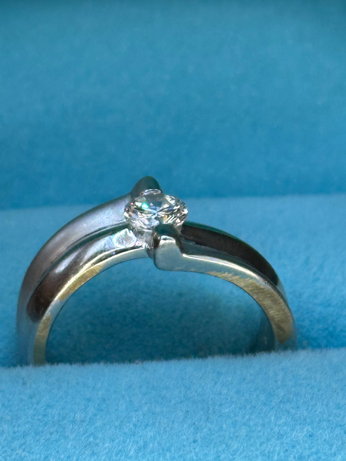 Anillo diseño ola diamante central