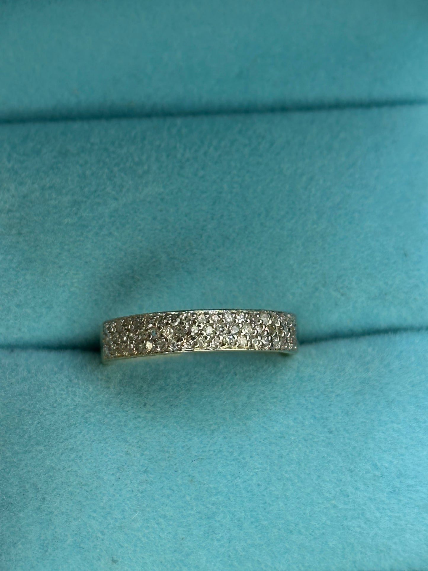 Anillo oro amarillo tapizado