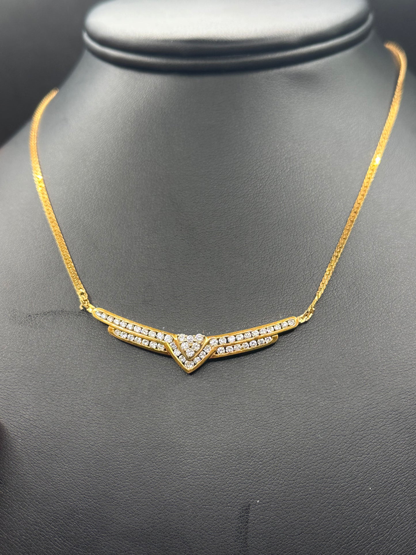 Dije con cadena dama