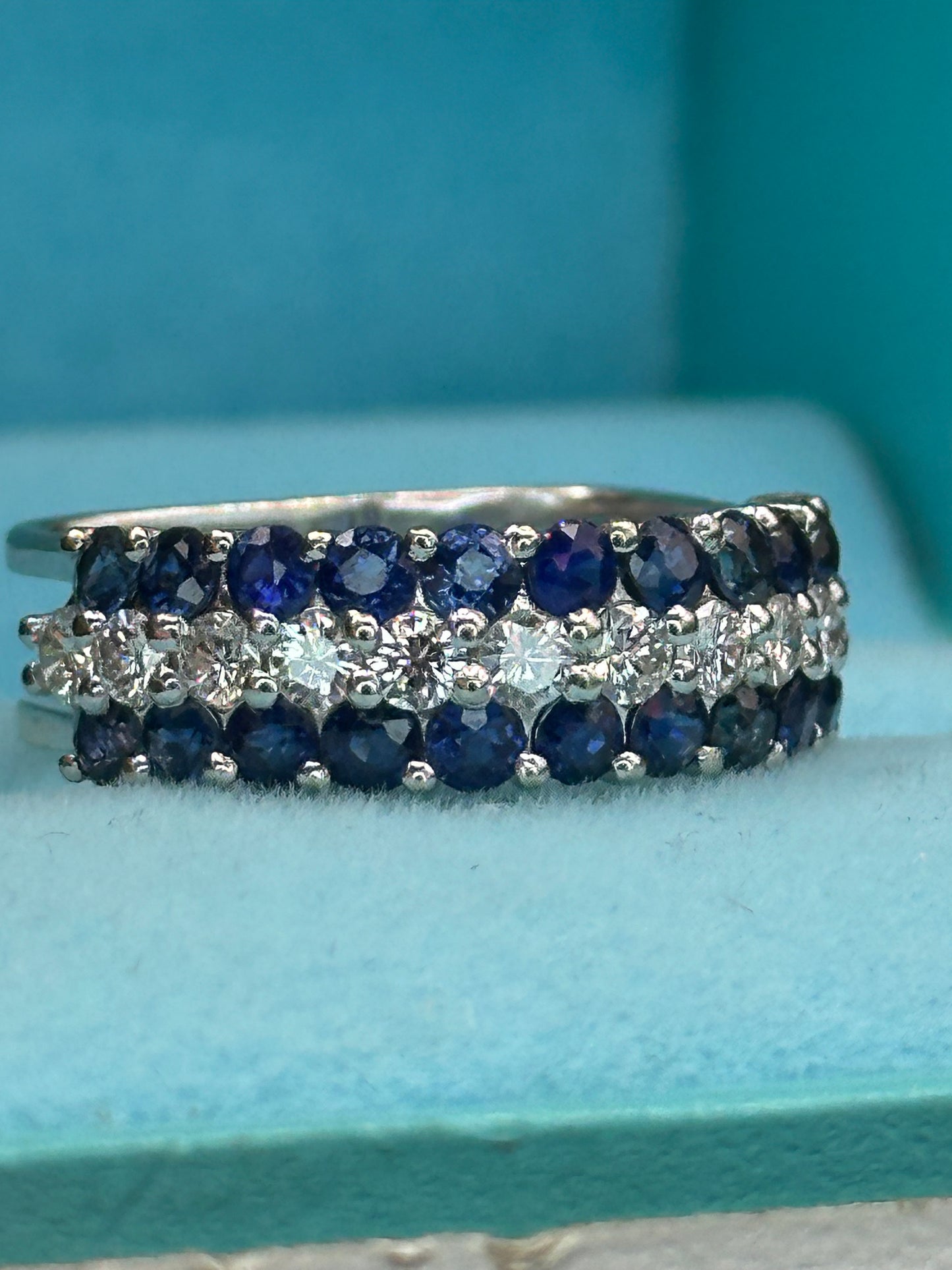 Anillo diamantes y zafiros