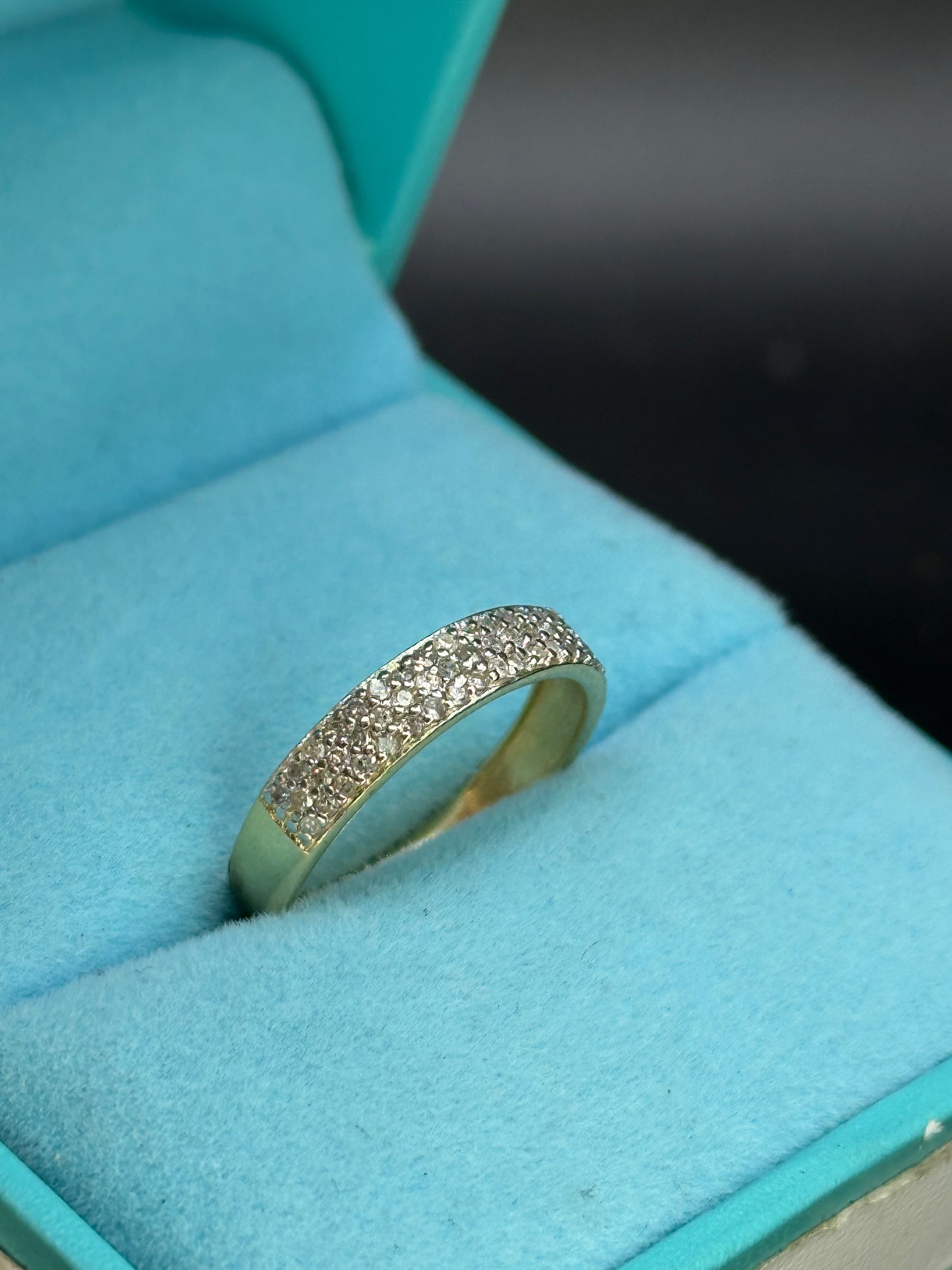 Anillo oro amarillo tapizado