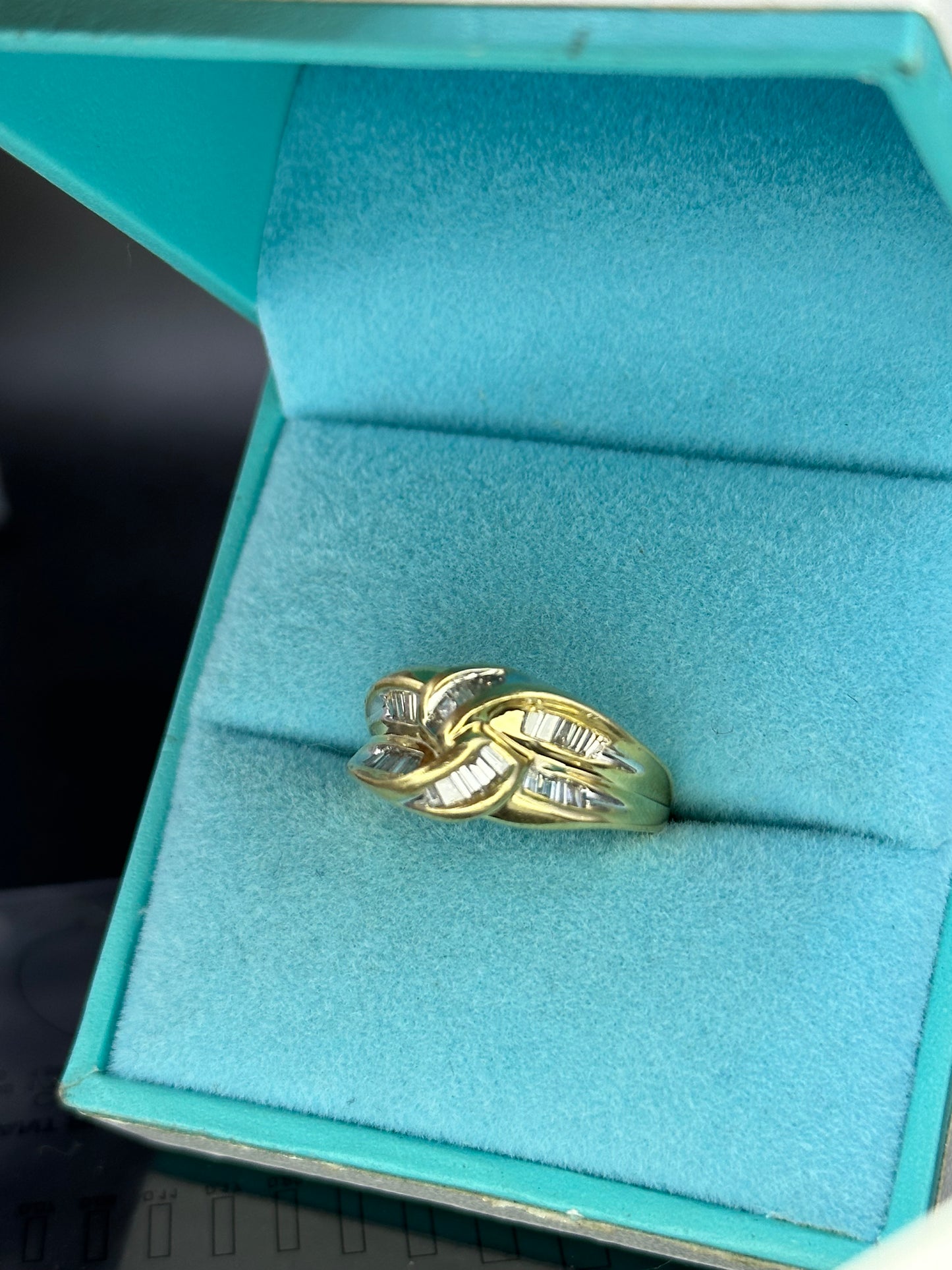 Anillo nudo baguettes