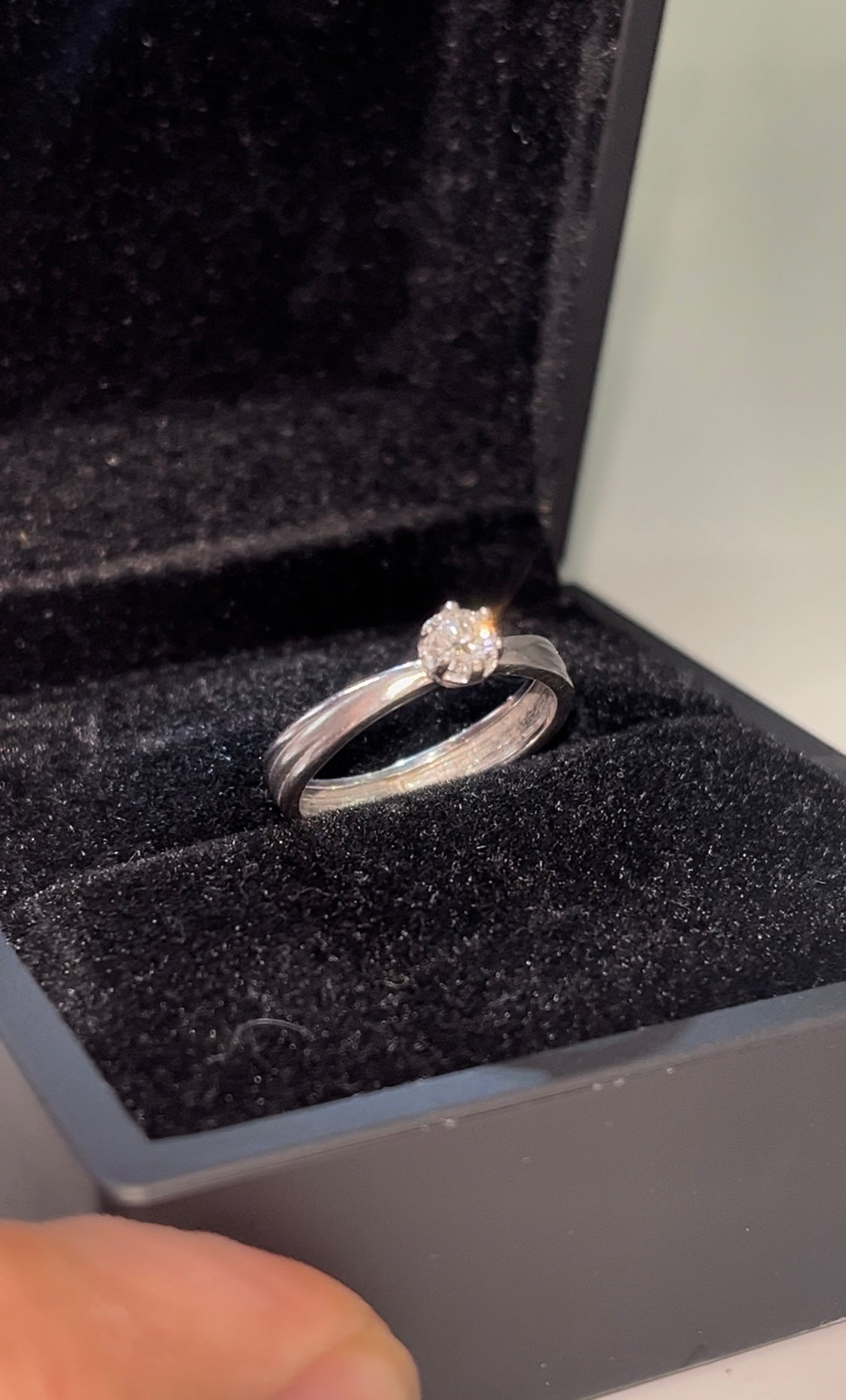 Anillo solitario marca bizzarro