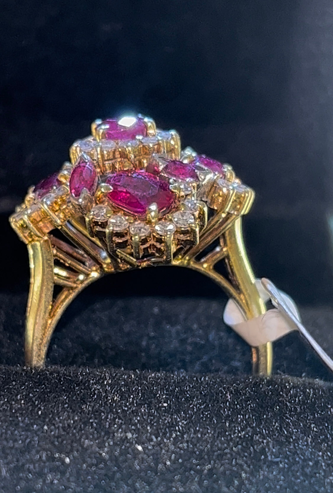 Anillo rubíes diamantes