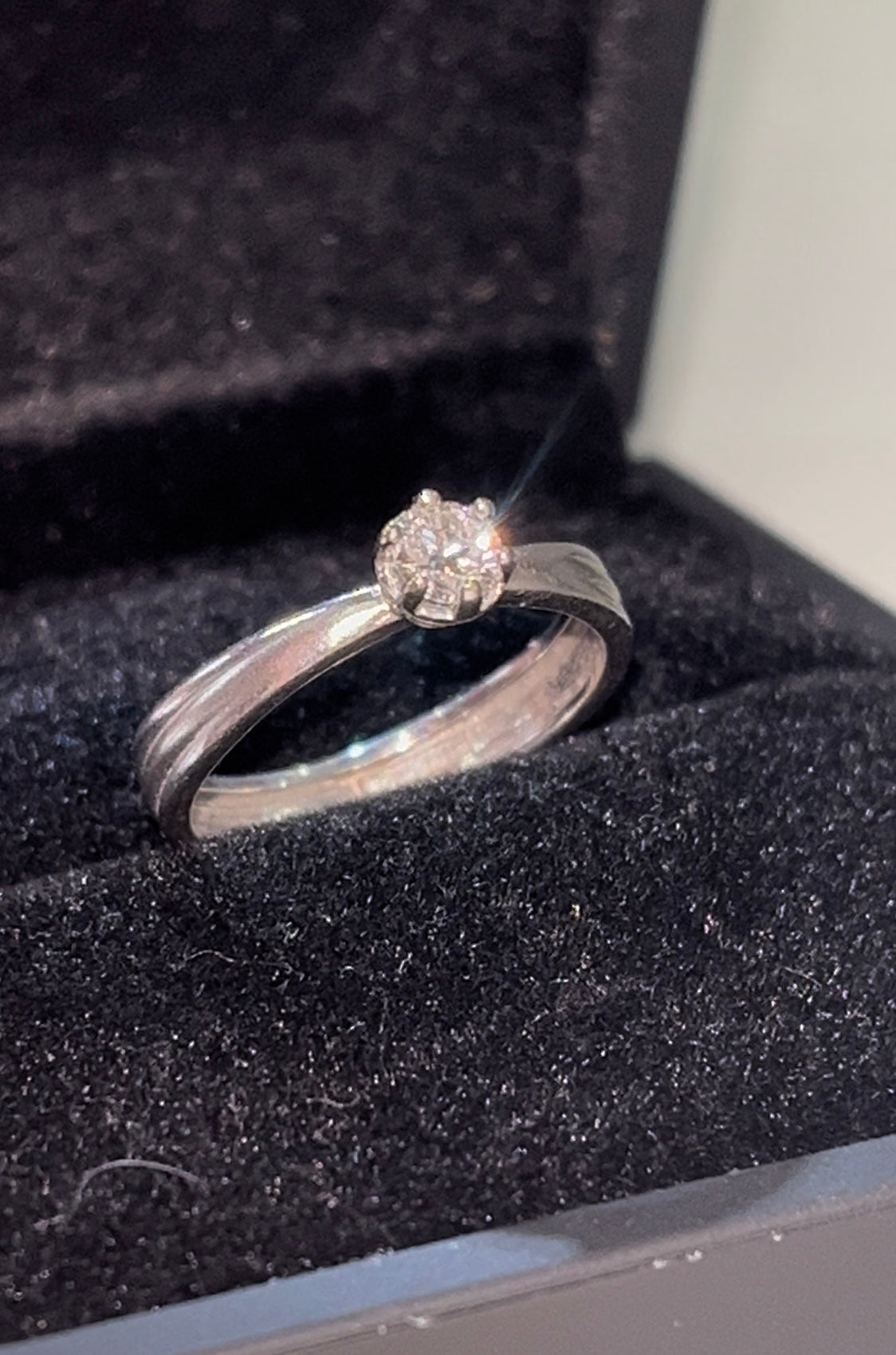 Anillo solitario marca bizzarro