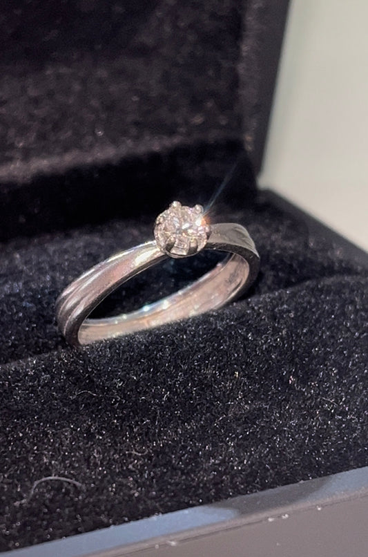 Anillo solitario marca bizzarro