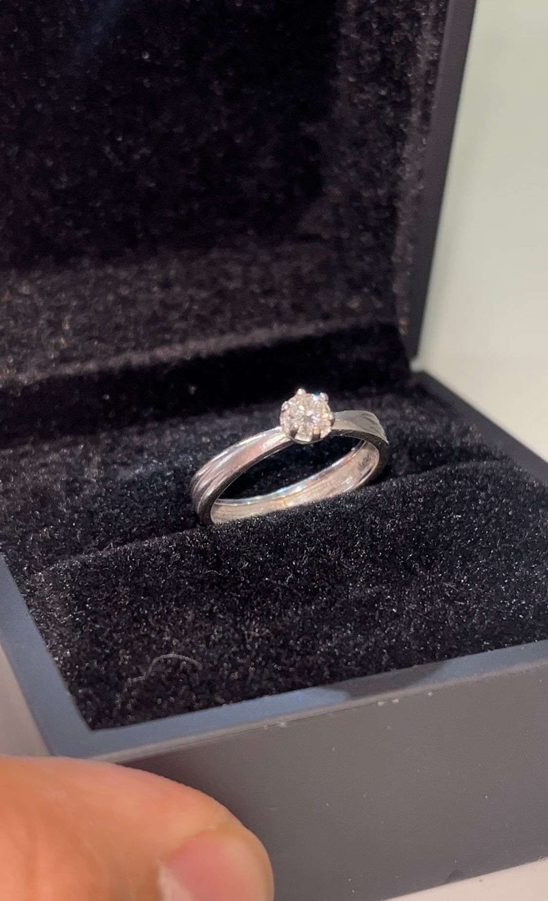 Anillo solitario marca bizzarro